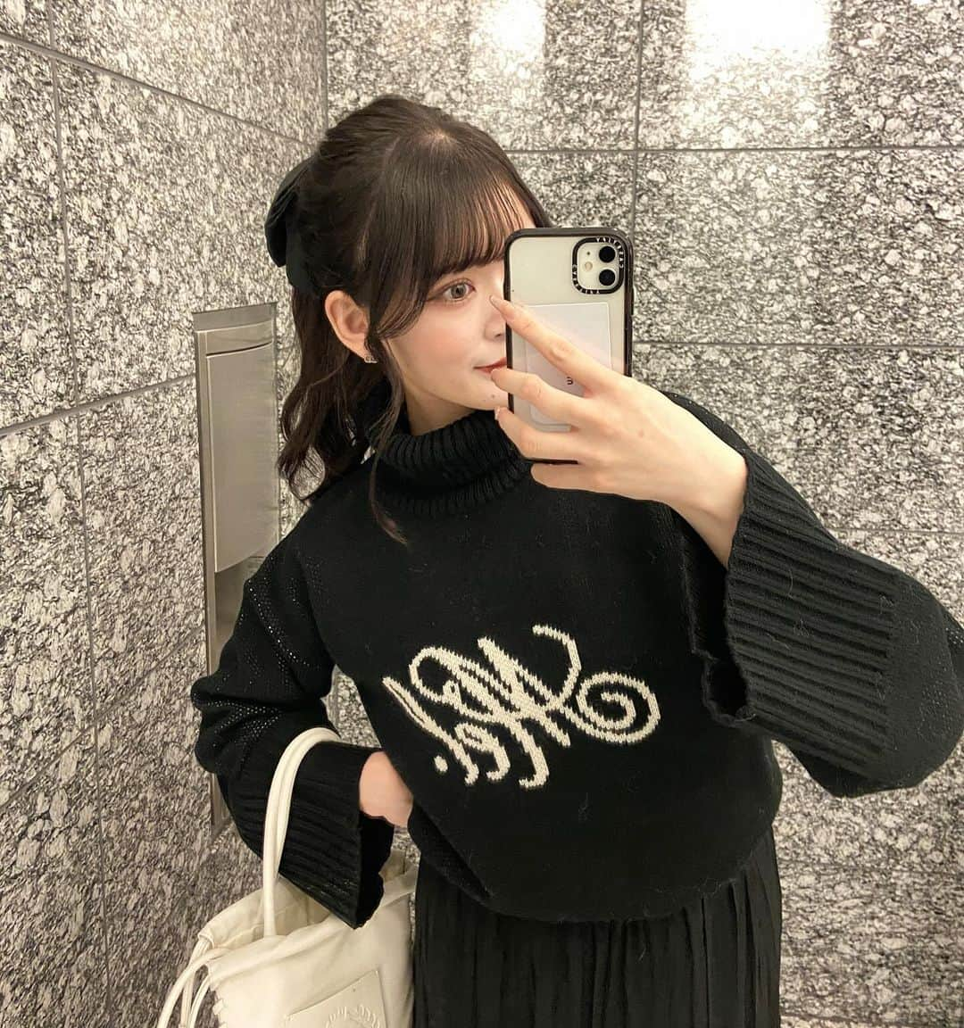 紗彩さんのインスタグラム写真 - (紗彩Instagram)「定番ブラック🌚🖤  tops @meltie_official 🤍 Bag @jumelle_jp   高めポニーテールにロング丈で久々大人っぽコーデ🕯♡  トップスもバックもお気に入り🫶🏻  .  #melty #トップス#ニット#ニットコーデ #タートル #バッグ#大人コーデ#大人カジュアル #ブラックコーデ #モノトーンコーデ#ポニーテール#ロングスカート#スカートコーデ#冬コーデ#冬服コーデ#ootd#fff#lfl#likesforlike #いいね返し#今日のコーデ#高身長コーデ#ショートブーツ#ブーツコーデ#骨格ウェーブ#pr」12月17日 16時14分 - _saya_523