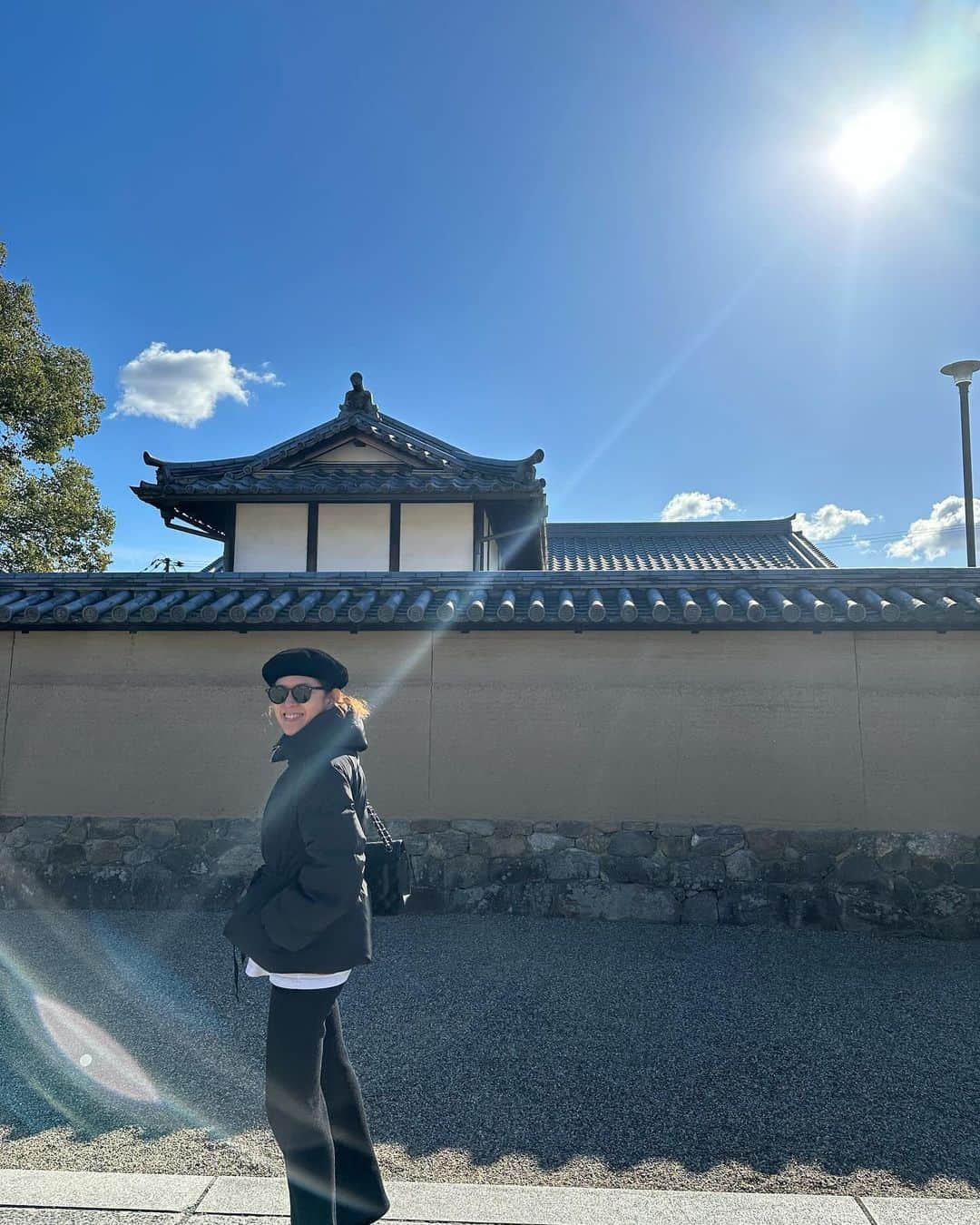 大草直子さんのインスタグラム写真 - (大草直子Instagram)「いやあ、奈良のダイナミックなこと🦌🦌🦌 修学旅行が最初で最後。それなのに、今年は２回。ハマりそうです😎  昨日の大阪後のステイだったので、限られた時間の中での今回の目的は、法隆寺。世界最古の木造建築で、創建は607年と言われています。な、な、な、なんと。すごすぎる。戦火にもみまわれず、地震や自然災害からも生き残った⇦火災はあったみたいですが　日本最初の世界遺産のパワーは素晴らしすぎた。たくさんの仏像や如来像が現存していますが、飛鳥彫刻の代表、百済観音像の、なんとたおやかで優しく、慈愛に満ちていることか。2メートル以上あるのに、威圧感はなく、優しさしかない✨✨美しいお姿を拝顔でき、心はポカポカです。⇦撮影禁止のため、ググッてね　奈良、すごい。すごすぎる。次は絶対吉野の桜の時期に来る！ ⇦奈良在住の方教えて❤️何月のいつくらいが良いですか？  そうそう、今日の奈良はとても寒くて、AMARCのダウンを着てきて良かった。パンツは @amanonlinestore で買った @protagonista_official_ の新色、グレー🩶さ、明日からまた頑張ろう。付き合ってくれてありがと❣️お会いした、奈良のみなさま、お世話になりました。 @amarclifestore  #therow #chanel #takayukikijima  #currensology  #salomon  #rayban #明日は21時から @farfetchjapan のインスタライブを #今年もたくさん買いました😛 #明日は戦利品もご紹介 #ゲストはなんとなんとなんとなんと @kyoko.hasegawa.722  #楽しみ @amarc_official のアカウントです #21時ね #dontmissit」12月17日 16時15分 - naokookusa