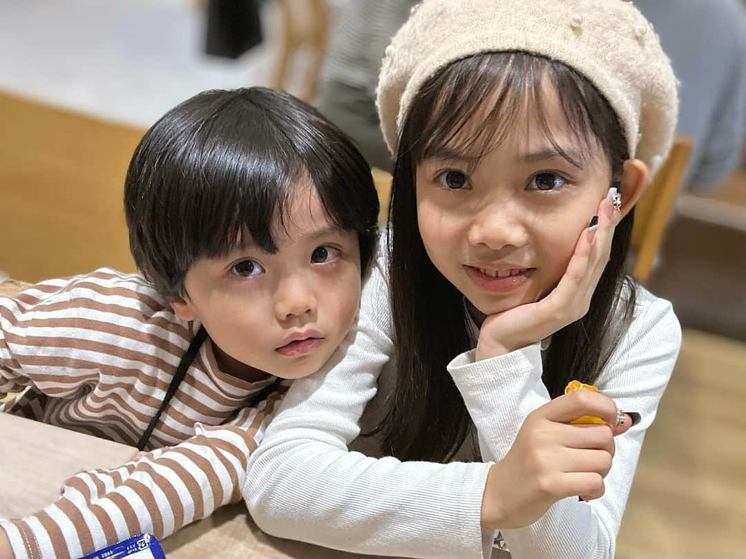 ともみさんのインスタグラム写真 - (ともみInstagram)「. 1,2枚目は、先週のクッキー作った時の2人🍪 . 3枚目は今日の2人👧👦 . 冬休みまでもう少し⛄️❄︎楽しみ❤︎」12月17日 16時25分 - yuzu_haru_18