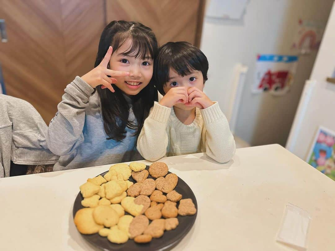 ともみさんのインスタグラム写真 - (ともみInstagram)「. 1,2枚目は、先週のクッキー作った時の2人🍪 . 3枚目は今日の2人👧👦 . 冬休みまでもう少し⛄️❄︎楽しみ❤︎」12月17日 16時25分 - yuzu_haru_18