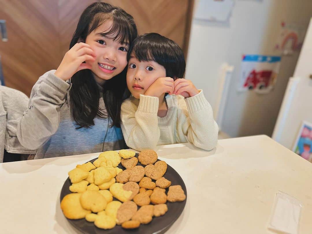 ともみのインスタグラム：「. 1,2枚目は、先週のクッキー作った時の2人🍪 . 3枚目は今日の2人👧👦 . 冬休みまでもう少し⛄️❄︎楽しみ❤︎」