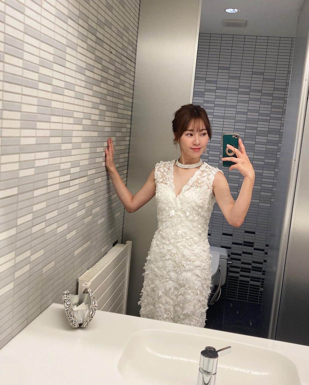 竹村真琴さんのインスタグラム写真 - (竹村真琴Instagram)「* part2👗✨ シャンパン２杯で顔真っ赤になります🥴🥂 普段履かないピンヒールは足痛かったなぁ👠 わたしはゴルフシューズのが好きだ‼️笑 . . . #フランス大使館 #フランス大使公邸 #シャンパン #シャンパーニュ #シャンパングラス #ヒール #ピンヒール #ドレス #ドレスアップ #ヘアセット #ヘアアレンジ #ヘアメイク #白いドレス #jlpga #女子プロゴルファー  #クリスマスパーティー #クリスマスディナー」12月17日 16時39分 - makototakemura_golf