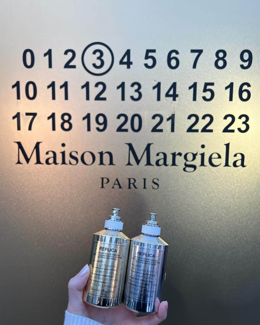 早川愛のインスタグラム：「🩶🩶🩶  Maison Margiela Fragrances🖤🖤🖤 @maisonmargielafragrances   限定のゴールドとシルバーのボトル、ゴールドかわいい🩶🩶🩶 売り切れていたからお店に買いにいく✨  香り当てクイズで当たったのでクジを引けてサンプルもらえたよ✨  ・  #メゾンマルジェラ #メゾンマルジェラフレグランス」