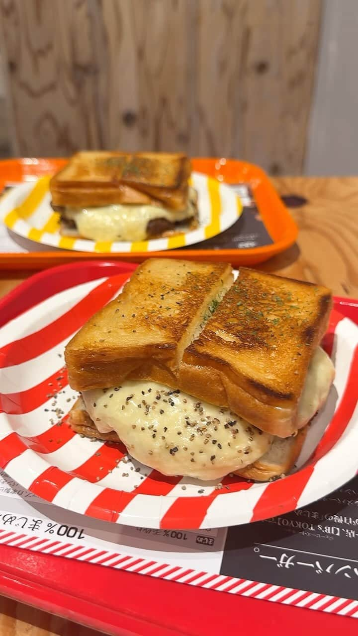 大見さなえのインスタグラム：「渋谷『BAKERY&BURGER JB's TOKYO』 100%自家製のクラフトバーガー専門店🍔 ⁡ 【クリスピーチーズバーガー】590円 カリサクッと焼き上げたトーストに 伸びるチーズたっぷり入ってる🤤🧀 ⁡ さらに牛肉100%の粗挽きスマッシュパティと テリヤキソースがまた食欲そそる味わい✨ ⁡ 通常のパテ1枚のハンバーガーはなんと390円。 この価格で本格的な ハンバーガーが食べられるのは凄過ぎる！！ ⁡ 店内開放感ある空間✨代々木が本店。 ーーーーーーーーーーーーーーーーーーーーーーー ⏰ 11:00～21:00 日曜営業 📍東京都渋谷区神宮前6-20-10 RAYARD MIYASHITA PARK South 2F ーーーーーーーーーーーーーーーーーーーーーーー #東京グルメ #渋谷グルメ #ハンバーガー #hamburger #めぐログ_渋谷 #めぐログ_ハンバーガー #渋谷ランチ #東京ランチ」