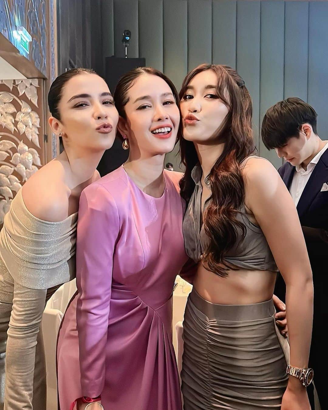 アミーナ・ピニットさんのインスタグラム写真 - (アミーナ・ピニットInstagram)「ยินดีกับพี่สาว @maypitchy น๊าา 💓👩🏻‍🤝‍👨🏼 ครองคู่กันไปตลอดนะคะ ฝากพี่สาวอมีนาด้วยนะคะพี่บิ๊ก @big_akarawatt 🫶🏻  ต่อด้วยภาพรวมนะคะ ☺️🤭☺️ #ก็ว่าจะไม่รัก   ดีใจที่ได้เจอทุกคนนะฮะ 🥳🥰🤩」12月17日 16時56分 - mo_amena