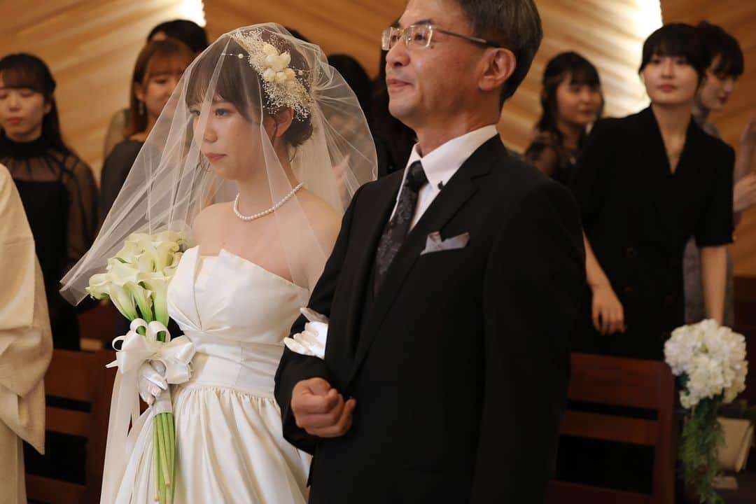 【公式】小さな結婚式さんのインスタグラム写真 - (【公式】小さな結婚式Instagram)「. @petit.wedding をフォローしてね♩ #小さな結婚式 をつけてのお写真投稿も大歓迎です♡ こちらの公式IGでリグラムさせていただきます＊ . 大好きなお父さまの手を取り 一歩ずつ歩みを進めるバージンロード✨  花嫁さまを守る役割が お父さまからご新郎さまに引き継がれる瞬間。 厳かなセレモニーに、 花嫁さまの表情にも緊張が走っていますね。 . >>#小さな結婚式大宮店 . ——————— #petitwedding #ラヴィファクトリー #前撮り #結婚式 #プレ花嫁 #卒花 #家族婚 #少人数結婚式 #ウェディング #wedding #bridal #weddingdress #花嫁 #挙式 #結婚式準備 #式場探し #日本中のプレ花嫁さまと繋がりたい #結婚式の思い出に浸る会 #結婚準備 #埼玉花嫁 #ウェディングフォト #花嫁コーディネート #チャペル #バージンロード #結婚式挙式 #挙式演出 #結婚証明書 #冬婚花嫁」12月17日 17時00分 - petit.wedding