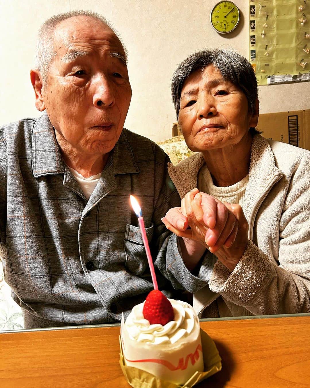 KAORUのインスタグラム：「#ママ ちゃん 81歳の誕生日🎂  おめでとう🥰  #お父さん ケーキにしか興味なし🤣  #誕生日 #介護生活」