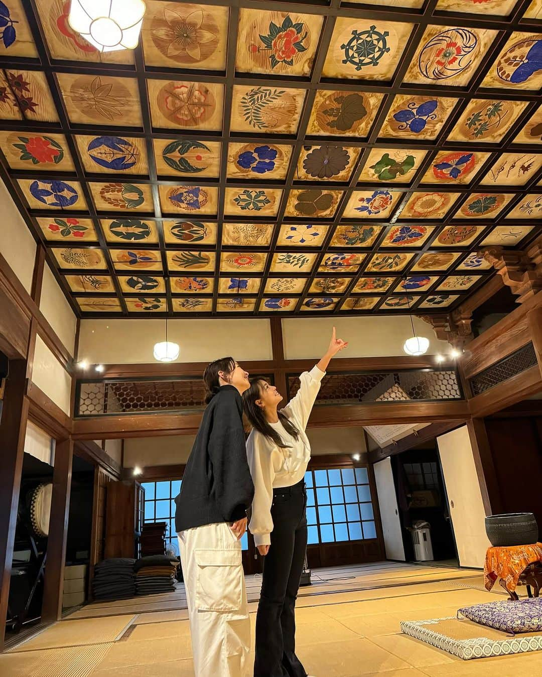 木村理恵さんのインスタグラム写真 - (木村理恵Instagram)「伊豆女子旅Photo Dump♨️🏖️  この間リールで投稿した、山さんとの女子旅💕 @kaori_yamabuki   ⭐️1〜3枚目 【テントサウナとたき火】　@tento37takibi  ホテル内のテントサウナは80度〜110度くらいですっごく熱い🧖‍♀️❤️‍🔥ほうじ茶ロウリュで気持ちよかった✨水風呂は海にも入れるし🌊プール(井戸水)めっちゃキンキンで最高❤️‍🔥ドラム缶温泉風呂も最高だったよ〜🛢️♨️  ⭐️4〜６枚目 【伊豆今井浜東急ホテル】　@izuimaihamatokyuhotel  部屋も広いし綺麗でベランダから海が一望🏖️出来るの〜😍プールも下に見える🏊‍♀️💕 立地良すぎない？🥹夜ご飯も美味しかったなぁ🤤温泉♨️もお肌ツルツルになって大満足💖  7枚目 【お食事&かき氷　キッチンZEN】　@kitchen_zen  冬にかき氷！？って思ったんだけど、もはやかき氷を超えたデザートみたいで本当に美味しかった🎄❤️‍🔥食べて欲しい😍クリスマスツリーやノエルのかき氷🍧可愛すぎた😍💖海老フライ定食🦐も頭まですっごい美味しくて、最高すぎた🎅💖  ⭐️８枚目 【河津観光協会】　@kawazu.kanko  レンタルE-BIKE🚲✨ 電動アシスト自転車だから、めちゃくちゃこぎやすくてどこまででも行けそうだった🤣💖 ママチャリレースも今度やるから、慣れておいてよかった🚲❤️‍🔥  ⭐️9〜１０枚目 【栖足寺】　@kappa_dera_seisokuji  カッパちゃんに沢山会えたぁ〜😍可愛すぎて記念に写真撮った🥹💕境内には天井の模様がカラフルで綺麗だったよ〜💖ご住職のアート作品も沢山飾ってあって、見応えがかなりあるお寺でした💖行って良かった〜🫶  桜の時期も河津桜見てみたい🌸 全部オススメです💕是非行ってみて欲しいです💖 詳しくはハイライトまとめてます❣️見てね⭐️  #伊豆#伊豆旅行#伊豆ホテル#伊豆観光 #伊豆カフェ #女子旅#伊豆温泉#温泉旅行 #サウナ#サウナ女子#旅行 #サウナー #ウィスキング#ヴィヒタ #東伊豆#河津#伊豆今井浜東急ホテル #リゾートホテル かき氷#クリスマスかき氷 #河津観光協会 #栖足寺 #河童 #japantravel#izu#sauna#japantrip #hotsprings  #onsen #onsenjapan」12月17日 17時13分 - rierienari1229