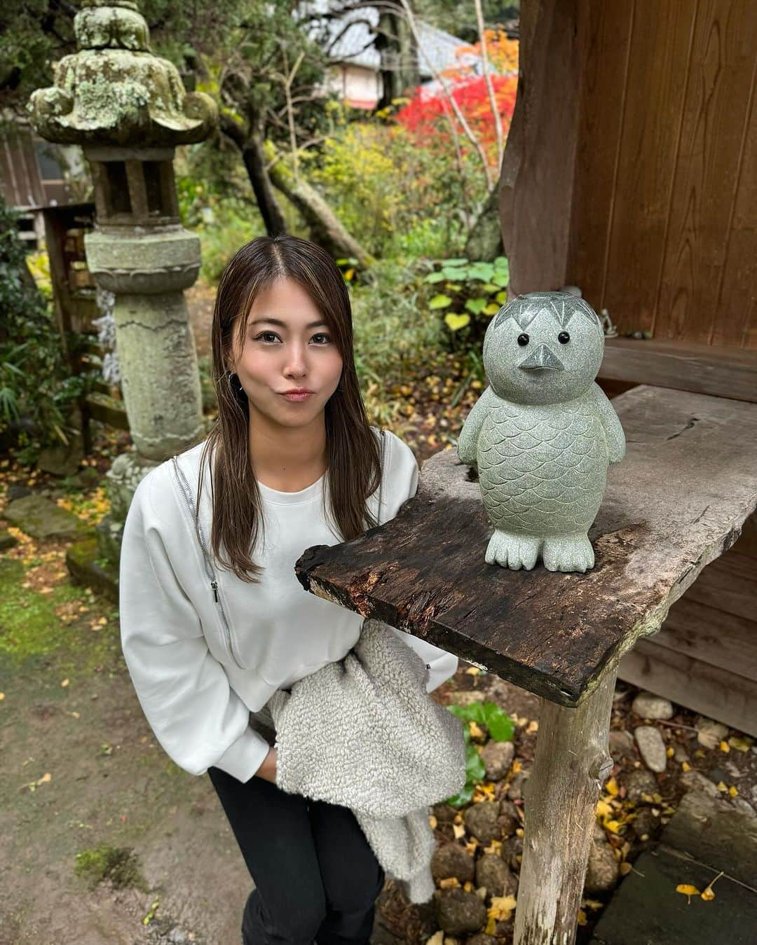 木村理恵さんのインスタグラム写真 - (木村理恵Instagram)「伊豆女子旅Photo Dump♨️🏖️  この間リールで投稿した、山さんとの女子旅💕 @kaori_yamabuki   ⭐️1〜3枚目 【テントサウナとたき火】　@tento37takibi  ホテル内のテントサウナは80度〜110度くらいですっごく熱い🧖‍♀️❤️‍🔥ほうじ茶ロウリュで気持ちよかった✨水風呂は海にも入れるし🌊プール(井戸水)めっちゃキンキンで最高❤️‍🔥ドラム缶温泉風呂も最高だったよ〜🛢️♨️  ⭐️4〜６枚目 【伊豆今井浜東急ホテル】　@izuimaihamatokyuhotel  部屋も広いし綺麗でベランダから海が一望🏖️出来るの〜😍プールも下に見える🏊‍♀️💕 立地良すぎない？🥹夜ご飯も美味しかったなぁ🤤温泉♨️もお肌ツルツルになって大満足💖  7枚目 【お食事&かき氷　キッチンZEN】　@kitchen_zen  冬にかき氷！？って思ったんだけど、もはやかき氷を超えたデザートみたいで本当に美味しかった🎄❤️‍🔥食べて欲しい😍クリスマスツリーやノエルのかき氷🍧可愛すぎた😍💖海老フライ定食🦐も頭まですっごい美味しくて、最高すぎた🎅💖  ⭐️８枚目 【河津観光協会】　@kawazu.kanko  レンタルE-BIKE🚲✨ 電動アシスト自転車だから、めちゃくちゃこぎやすくてどこまででも行けそうだった🤣💖 ママチャリレースも今度やるから、慣れておいてよかった🚲❤️‍🔥  ⭐️9〜１０枚目 【栖足寺】　@kappa_dera_seisokuji  カッパちゃんに沢山会えたぁ〜😍可愛すぎて記念に写真撮った🥹💕境内には天井の模様がカラフルで綺麗だったよ〜💖ご住職のアート作品も沢山飾ってあって、見応えがかなりあるお寺でした💖行って良かった〜🫶  桜の時期も河津桜見てみたい🌸 全部オススメです💕是非行ってみて欲しいです💖 詳しくはハイライトまとめてます❣️見てね⭐️  #伊豆#伊豆旅行#伊豆ホテル#伊豆観光 #伊豆カフェ #女子旅#伊豆温泉#温泉旅行 #サウナ#サウナ女子#旅行 #サウナー #ウィスキング#ヴィヒタ #東伊豆#河津#伊豆今井浜東急ホテル #リゾートホテル かき氷#クリスマスかき氷 #河津観光協会 #栖足寺 #河童 #japantravel#izu#sauna#japantrip #hotsprings  #onsen #onsenjapan」12月17日 17時13分 - rierienari1229