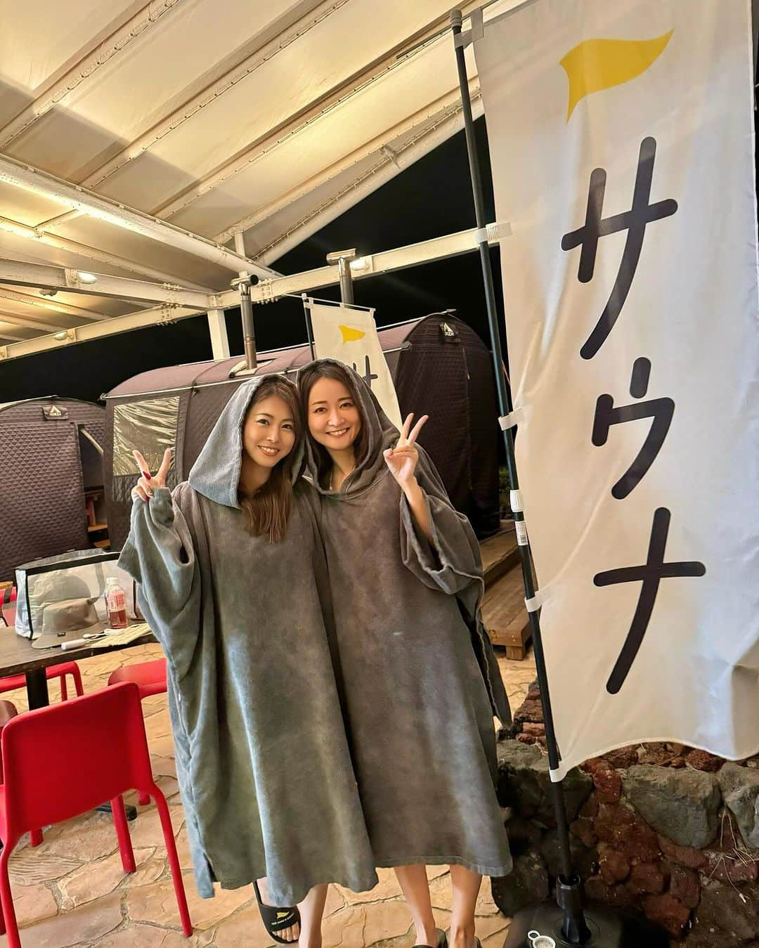 木村理恵さんのインスタグラム写真 - (木村理恵Instagram)「伊豆女子旅Photo Dump♨️🏖️  この間リールで投稿した、山さんとの女子旅💕 @kaori_yamabuki   ⭐️1〜3枚目 【テントサウナとたき火】　@tento37takibi  ホテル内のテントサウナは80度〜110度くらいですっごく熱い🧖‍♀️❤️‍🔥ほうじ茶ロウリュで気持ちよかった✨水風呂は海にも入れるし🌊プール(井戸水)めっちゃキンキンで最高❤️‍🔥ドラム缶温泉風呂も最高だったよ〜🛢️♨️  ⭐️4〜６枚目 【伊豆今井浜東急ホテル】　@izuimaihamatokyuhotel  部屋も広いし綺麗でベランダから海が一望🏖️出来るの〜😍プールも下に見える🏊‍♀️💕 立地良すぎない？🥹夜ご飯も美味しかったなぁ🤤温泉♨️もお肌ツルツルになって大満足💖  7枚目 【お食事&かき氷　キッチンZEN】　@kitchen_zen  冬にかき氷！？って思ったんだけど、もはやかき氷を超えたデザートみたいで本当に美味しかった🎄❤️‍🔥食べて欲しい😍クリスマスツリーやノエルのかき氷🍧可愛すぎた😍💖海老フライ定食🦐も頭まですっごい美味しくて、最高すぎた🎅💖  ⭐️８枚目 【河津観光協会】　@kawazu.kanko  レンタルE-BIKE🚲✨ 電動アシスト自転車だから、めちゃくちゃこぎやすくてどこまででも行けそうだった🤣💖 ママチャリレースも今度やるから、慣れておいてよかった🚲❤️‍🔥  ⭐️9〜１０枚目 【栖足寺】　@kappa_dera_seisokuji  カッパちゃんに沢山会えたぁ〜😍可愛すぎて記念に写真撮った🥹💕境内には天井の模様がカラフルで綺麗だったよ〜💖ご住職のアート作品も沢山飾ってあって、見応えがかなりあるお寺でした💖行って良かった〜🫶  桜の時期も河津桜見てみたい🌸 全部オススメです💕是非行ってみて欲しいです💖 詳しくはハイライトまとめてます❣️見てね⭐️  #伊豆#伊豆旅行#伊豆ホテル#伊豆観光 #伊豆カフェ #女子旅#伊豆温泉#温泉旅行 #サウナ#サウナ女子#旅行 #サウナー #ウィスキング#ヴィヒタ #東伊豆#河津#伊豆今井浜東急ホテル #リゾートホテル かき氷#クリスマスかき氷 #河津観光協会 #栖足寺 #河童 #japantravel#izu#sauna#japantrip #hotsprings  #onsen #onsenjapan」12月17日 17時13分 - rierienari1229