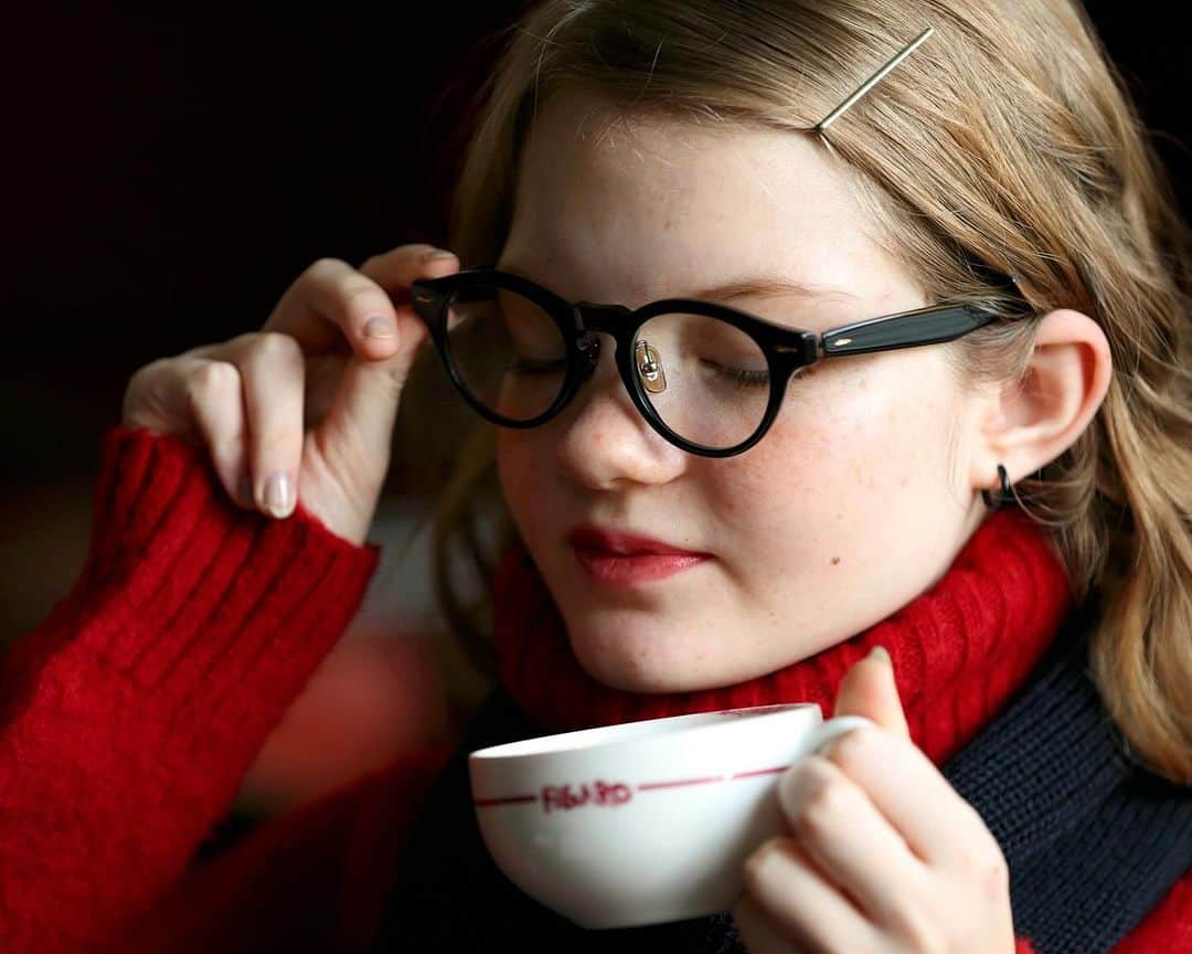 CLUÉLmagazineさんのインスタグラム写真 - (CLUÉLmagazineInstagram)「. ALWAYS WITH GLASSES “999,9” WINTER WEEKDAYS📅 《フォーナインズ》、私に似合うメガネと冬の日々。  ✔︎Day01 model：NP-616 color：CLEAR BLACK  “存在感のある黒縁メガネは、アンナ・カリーナをお手本に。” 誰もが掛けやすいベーシックなボストン・ラウンドのシルエットは、顔馴染みの良さと存在感のあるクリアな黒縁が印象的。 真っ赤なニットに合わせて、憧れの女優アンナ・カリーナみたいなチャーミングなスタイルで🧣  メガネ　#9999  from vol.96 ・・・・・・・・・・・・・・・・・・・・・・・・・・・  #cluel #クルーエル #cluelmagazine #クルーエル女子 #fashion #ファッション好き #ファッション雑誌 #おしゃれ #グッドガール #冬コーデ #フォーナインズ #メガネ #黒縁メガネ #ボストン #ラウンドフレーム #メガネコーデ #メガネ女子 #レトロ #赤ニット #アンナカリーナ #赤リップ #カフェ ボーイッシュ女子 #シンプルが好き  こちらのアカウントもフォローしてね！ @cluel_homme @navys_magazine」12月17日 17時15分 - cluelmagazine