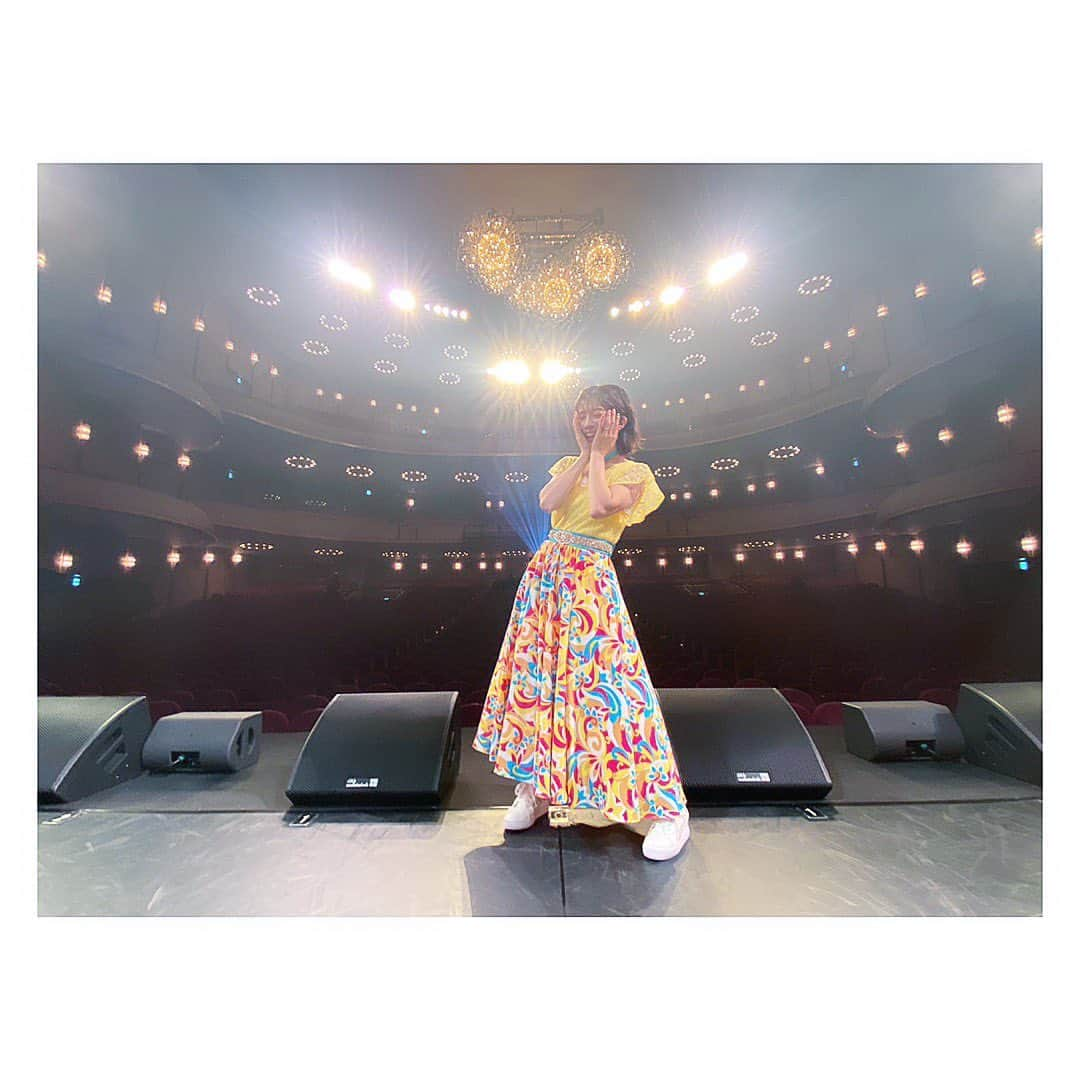 三倉佳奈のインスタグラム：「「Family Dream Live2023」、無事完走しましたー！！！  出し切りました。もう抜け殻です。笑  楽しかったーー✨ 最高の経験をさせていただきました。  もちろん大変なことも沢山あり、ダンスに歌に走り回って袖戻るとハァハァで😂 体力つきました。笑  でも子どもたちのキラキラした眼差しや歌声、大人の皆さんが童心に帰って歌ったり拍手や掛け声をしてくださったりして楽しんでくださる姿を見て、このライブに参加できて本当によかったなと毎公演噛み締めていました。  やっぱり音楽の力は凄いです🌈 ステージからパワーを送る側ですが、私が皆さんから沢山沢山パワーを受け取りました。  また何かの機会にこうして皆さんに音楽を届けられると嬉しです☺︎ 9月から3ヶ月間、本当にありがとうございました！  #familydreamlive2023  #thankful」