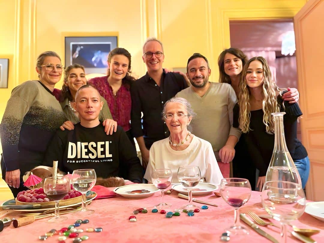 MITOMI TOKOTOのインスタグラム：「Merci les amis💖 Cela faisait depuis 1995 que je n'avais pas fete mon anniversaire avec ma famille et mes amis a Paris🫣🥹✨  1995年に日本に来て、一回もパリで誕生日パーティー出来なかったから、本当に幸せなう🥰💖🎂 あと、なぜか、この集合写真はフランスのテレビドラマのポスターみたいになってますが、まいっか😂😁🥳」