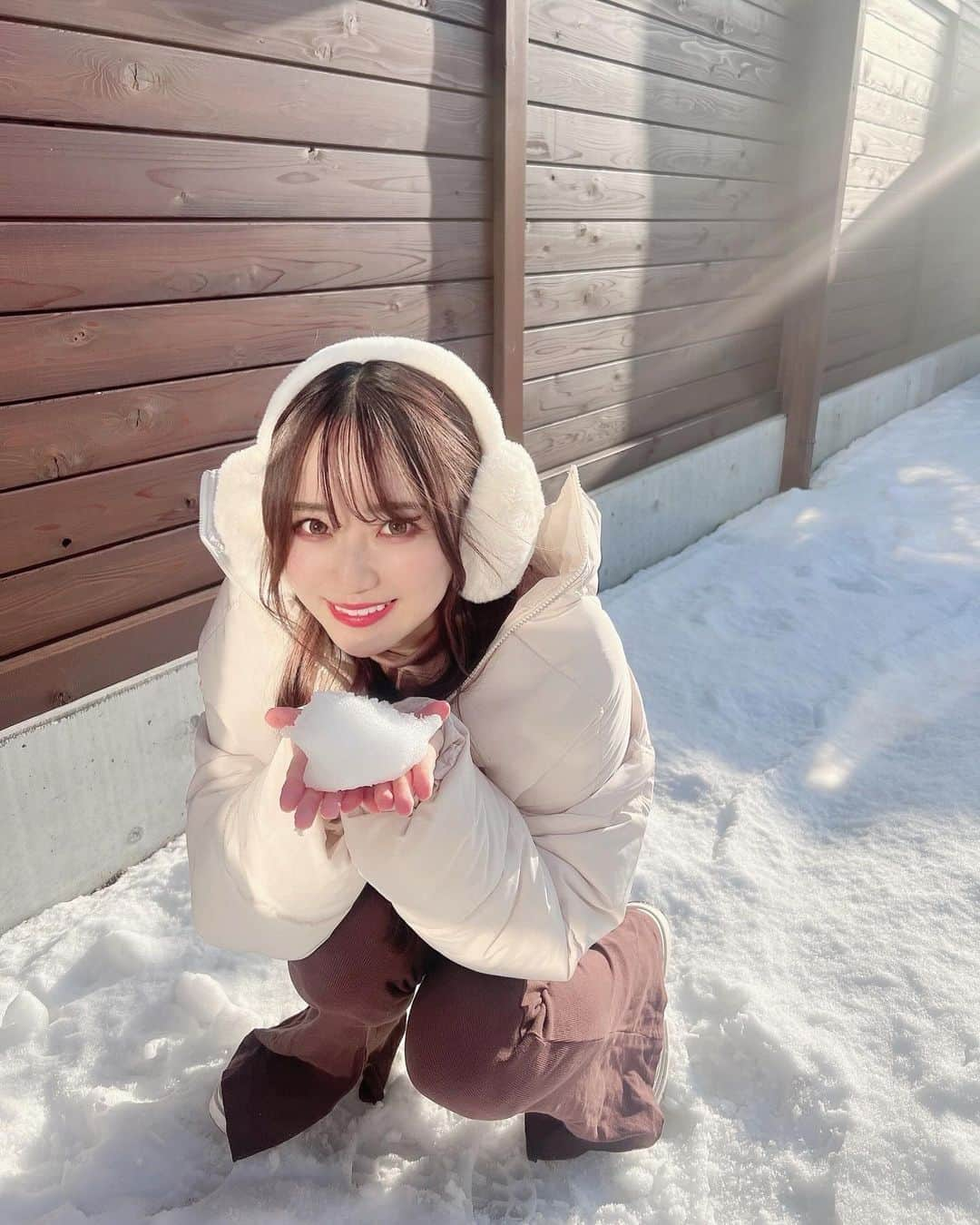 小越しほみさんのインスタグラム写真 - (小越しほみInstagram)「ゆきィ❄️  もうすぐグランピング行くのでこの耳あて探してるんだけど 一生見つからなそうです👶🏻  もうなんだかんだ12月もあと半分だし 大掃除とかやっときたいこと消化してかないとね💭  年内に赤尾先生 @sbc_akao の所にも 行っておきたくてやっといけたー！  周りの友達にも評判いいし丁寧で信頼できるから 美容系の悩みある時とても頼りにしてる☺️  来年も引き続きよろしくお願いします🌷  .  #湘南美容クリニック #美容 #美肌 #美意識 #美容垢 #美容好きな人と繋がりたい #美容好き #垢抜け #垢抜けたい #アンチエイジング #エイジングケア #可愛くなりたい #かわいくなりたい #雪 #雪景色 #グランピング #グランピング女子会 #グランピングキャンプ #山中湖 #山中湖グランピング #旅行 #旅行好き #女子旅 #国内旅行 #旅好き #耳当て #耳あて #japantravel #japantravel #skincare」12月17日 17時33分 - shihomi1129