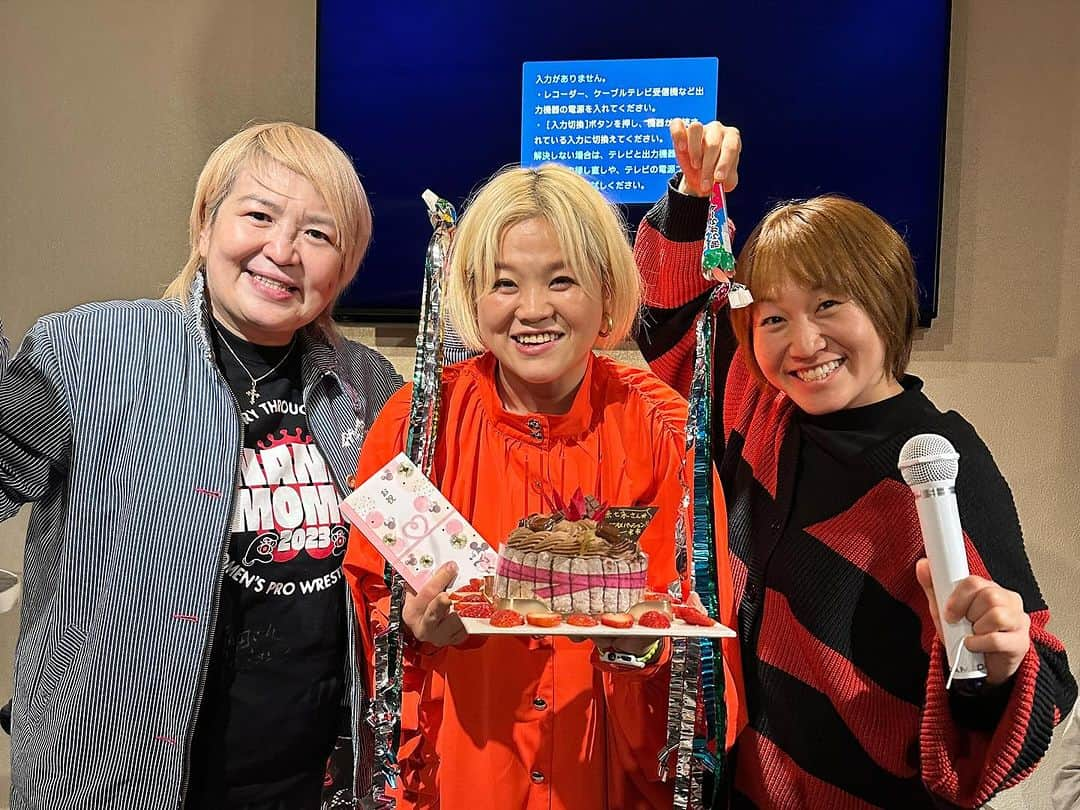 堀田祐美子さんのインスタグラム写真 - (堀田祐美子Instagram)「ハーツ82で第二回ナナモモイベント。  全日本女子プロレス時代の大切な後輩ナナモモ。  お客さんも盛り上がってくれてホッとしました。  今回私はゲスト出演で昔話しをベラベラ。  どうでしたかぁー？  そして！！  来年1月13日(土)17:00〜  堀田祐美子birthdayイベント開催します。  詳細はまたおって告知します。  スケジュール空けといてね！！  @yumiko_hotta  @t_hearts2020  #堀田祐美子 #yumikohotta  #prowrestling  #プロレス #womansprowrestling  #女子プロレス  #hearts82 #thearts #ナナモモ #高橋奈七永 #中西百重」12月17日 17時33分 - yumiko_hotta