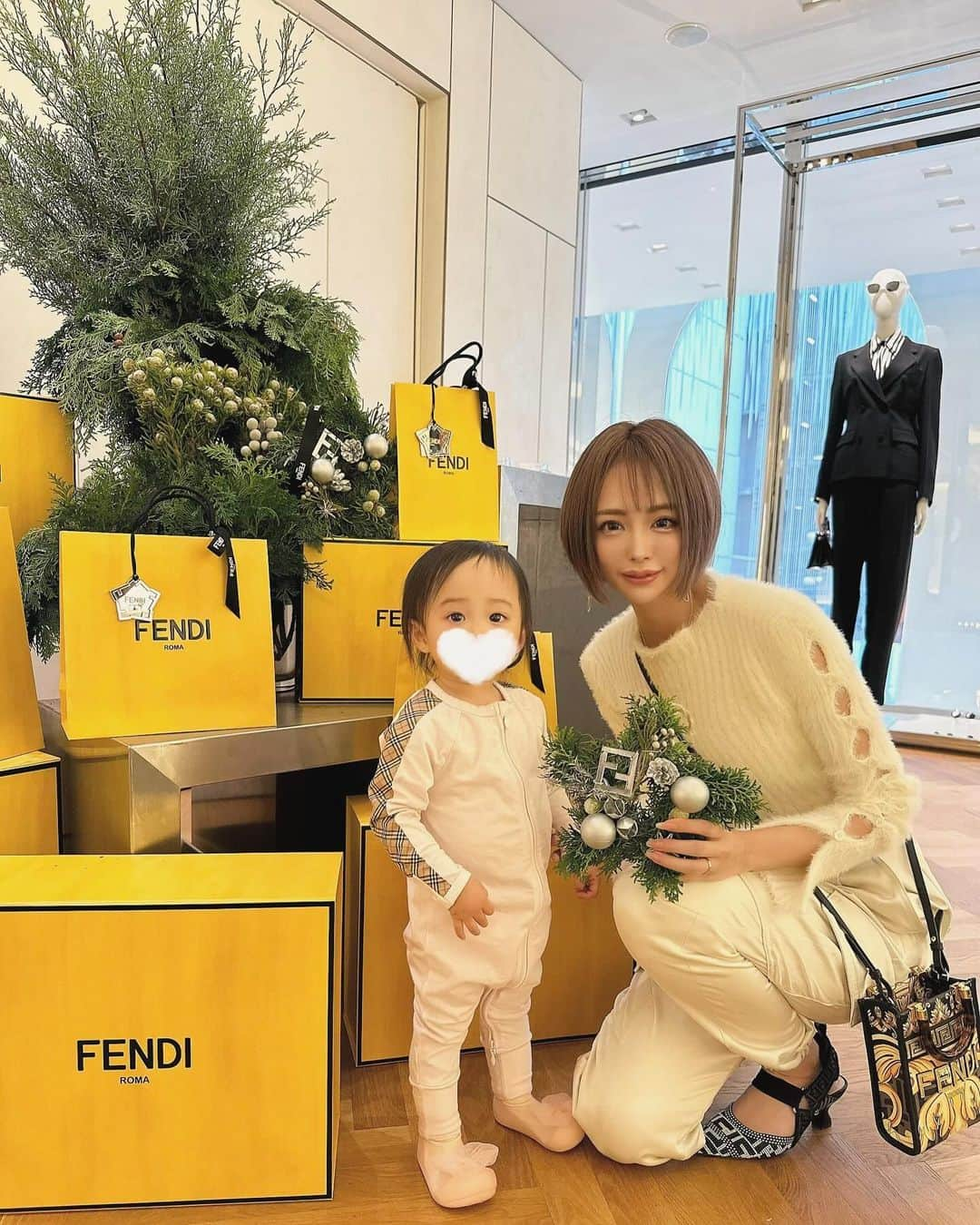 サキ吉のインスタグラム：「FENDIのXmasイベントへ🎅🏼🎄 ． ミニ吉さん気合い入れてXmasコーデで向かってたのに 途中りんごジュース飲みすぎてむせて嘔吐、、、😳💦 予備で持ってたジャンプスーツお着替え🤣 (可愛いBurberry持ってて良かった❤️笑) ． 一緒にXmasリース作って楽しかったよ💓 店内もクリスマス仕様で可愛かった🎄🌟 ． ． ． #新米ママ #女の子ママ #令和4年ベビー  #ママライフ #ママ垢さんと繋がりたい #1歳児ママ #産後ダイエット #ママコーデ #ママファッション  #ママコーディネート  #親子コーデ #fendi  #親子クリスマス #リース作り  ． ． —————————— @sakikichi1201 161cm42kg(産後ダイエット-12kg達成) 骨格ストレート イエベ春 毎日ストーリーズでダイエットの秘訣など美容について更新してます😏❤️ SNS総フォロワー45万人overありがとう💕 フォロー、保存、コメント嬉しいです✨」