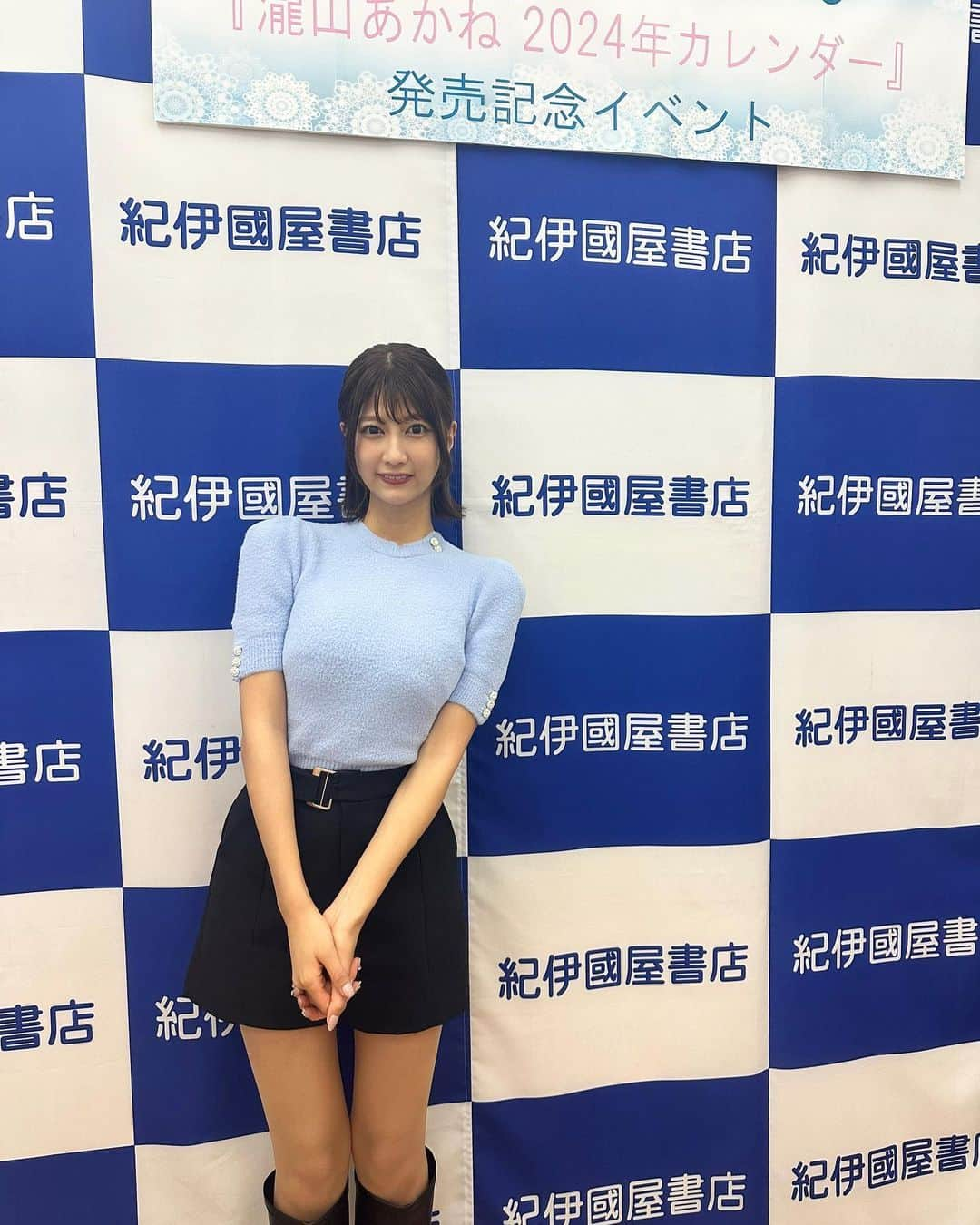 瀧山あかねさんのインスタグラム写真 - (瀧山あかねInstagram)「大阪でのカレンダーお渡し会も、無事に終わりました！✨  来てくださった皆さん本当にありがとうございました。 直接皆さんとお話しできてとっても楽しかったです！  カレンダーの 感想もまたお聞かせください🙇✨」12月17日 17時46分 - takiyama_akane