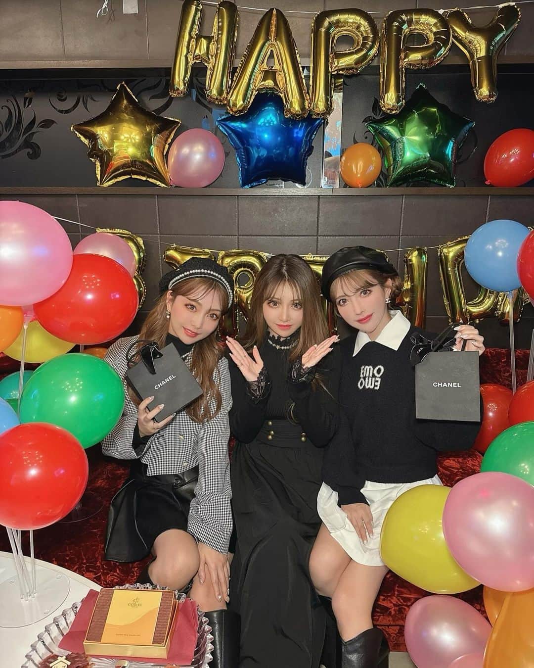 吉川ちえさんのインスタグラム写真 - (吉川ちえInstagram)「【👹Happybirthday👹】 . 双子の誕生日を りなちゃん達にお祝いしてもらったよ🥺💓 毎年お祝いありがとうございます❤️🙏 お祝いは銀座にあるなまはげで✨ 毎年なまはげにお祝いしてもらってるw😭💕 . 二次会はカラオケのパーティルームで✌️ サプライズで装飾もしてくれてた🎈✨ 沢山飲んでさわいで楽しい誕生日会でした💕 . #Happybirthday #サプライズ #誕生日会」12月17日 17時42分 - yoshikawachie_16