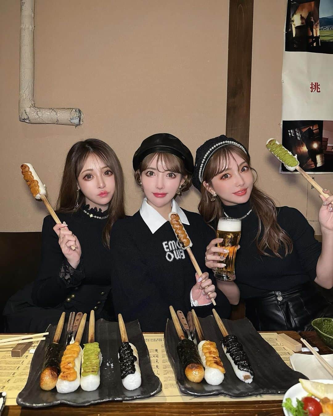 吉川ちえさんのインスタグラム写真 - (吉川ちえInstagram)「【👹Happybirthday👹】 . 双子の誕生日を りなちゃん達にお祝いしてもらったよ🥺💓 毎年お祝いありがとうございます❤️🙏 お祝いは銀座にあるなまはげで✨ 毎年なまはげにお祝いしてもらってるw😭💕 . 二次会はカラオケのパーティルームで✌️ サプライズで装飾もしてくれてた🎈✨ 沢山飲んでさわいで楽しい誕生日会でした💕 . #Happybirthday #サプライズ #誕生日会」12月17日 17時42分 - yoshikawachie_16