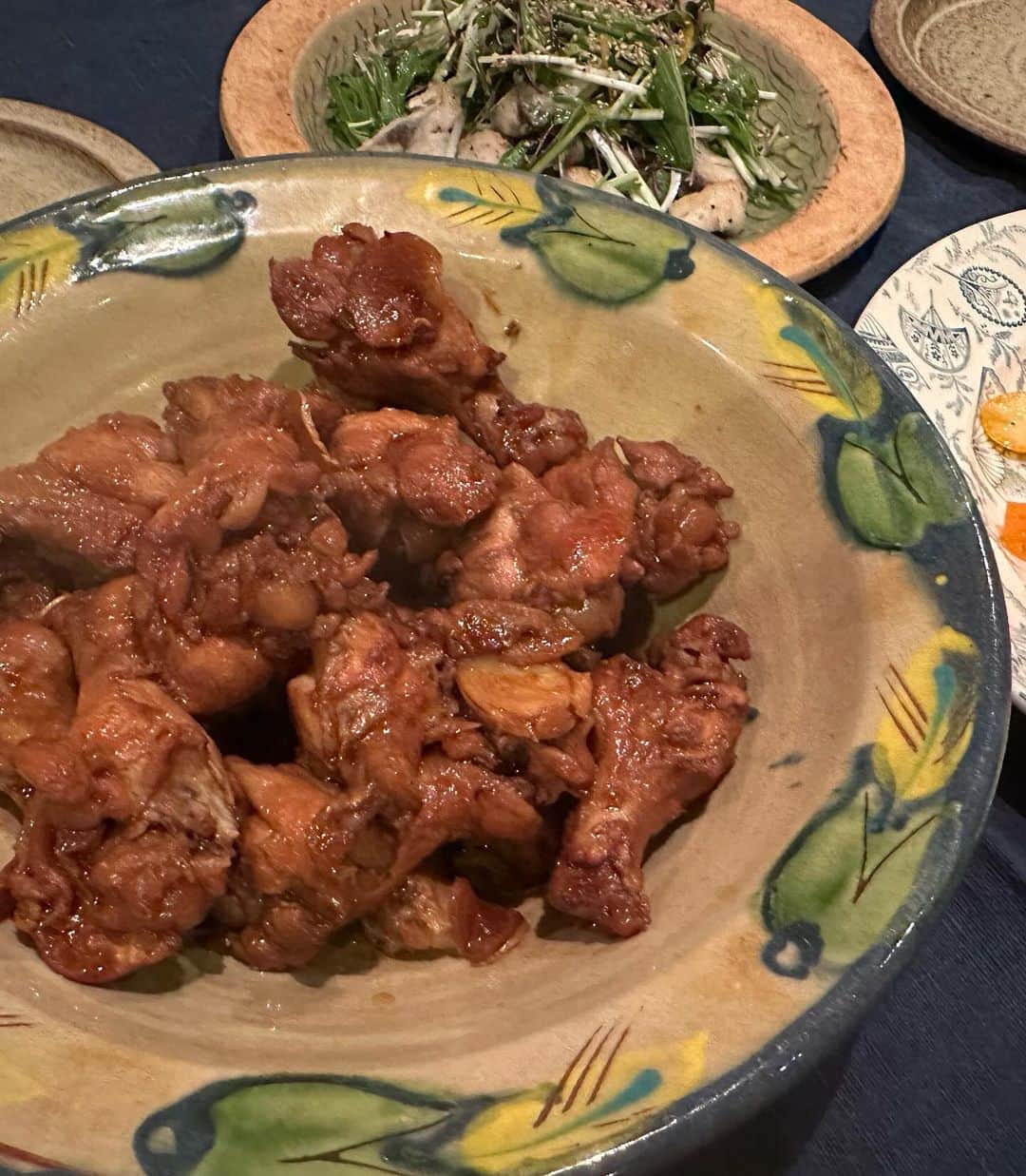 黄川田としえさんのインスタグラム写真 - (黄川田としえInstagram)「毎日どんなことを考えて料理をしてるかと言えば、 その日その日のいろんな事が行き当たりばったりに思い浮かんでるだけですが、 多分、おとといの私は、「絶対に風邪はひかせたくない！」という気分だったのでしょう。柑橘多め🍊  🌝鶏手羽元のアドボ 酢、醤油、砂糖、ニンニク、生姜の煮込み オフ明けのトレーニングで疲れてるはず、と思ってとりあえず大好物を。疲労回復！  🌝ペラリン人参と金柑のマリネ スライサーでペラペラした人参と金柑、ホワイトバルサミコ、塩、オリーブオイル。免疫力アップを期待して。  🌝サゴチの唐揚げ柚子サラダ仕立て サワラのこどものサゴチに塩胡椒せて片栗粉まぶして揚げ焼き。水菜、ブロッコリースプラウト、紫キャベツスプラウト、刻んだ柚子の皮を沢山、柚子もたっぷり絞って塩、黒胡椒、ごま油で混ぜ混ぜ。  #tottogohan  #晩ごはん #ジュニアアスリートフード  #アスリートフード #器#おうちごはん」12月17日 17時43分 - tottokikawada
