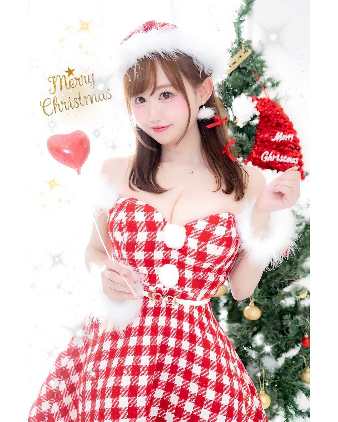 吉田麻衣子のインスタグラム：「昨日の撮影🧑‍🎄❤️ ありがとうございました✨ #instagood  #instafollow  #instalike #instahappy  #model #santa #dress sugar #スタジオキャナル #写真好きな人と繋がりたい  #ファインダー越しの私の世界  #撮影 #モデル #グラビア #サンタ #吉田麻衣子」