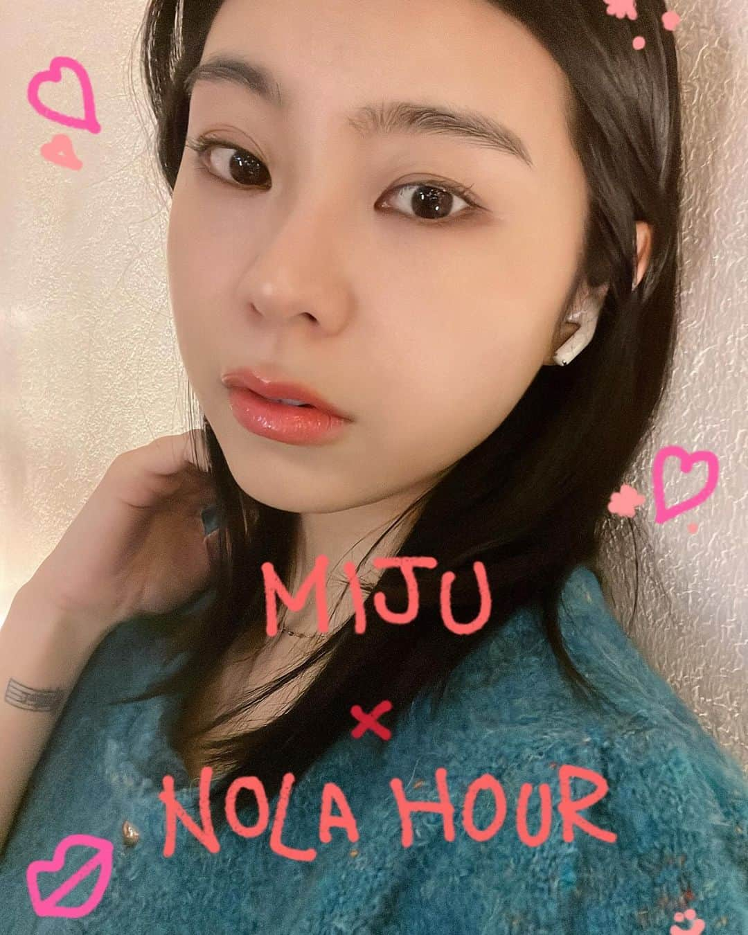 治田みずきのインスタグラム：「Miju’s Glowing Lip Box✨ with Nolahour! 12/17〜19限定で私が愛用している  @nolahour.official の新作カラーリップバームがお手頃価格で手に入るイベントを行います🫶 ビーガンで唇に優しいのに抜群の発色とグロッシーな艶感が魅力のアイテム🥹 ビーガンコスメとして定評のある"NOLAHOUR"初のカラー製品で、イエベ向け2色、ブルベ向け2色の全4色展開。 . 自分用にはもちろん、ちょっとしたギフトにもおすすめです✨ ティントで唇が荒れた経験がある人も安心して使えるアイテムなのでこの機会にぜひチェックしてみてほしいです🙆‍♀️ 単独ではもちろん重ねても可愛いし、お手持ちのリップのベースやグロスとして重ね付けしても使える万能アイテム✨ . ちなみにこのアイテムはK-POPアイドルの @billlie.official  とのコラボアイテムで、購入すると限定ポストカードも付いてきます♡  購入はプロフィールリンクから❣️  - Up to 30%OFF - 期間限定 送料無料 - 한국거주자도 구매가능」