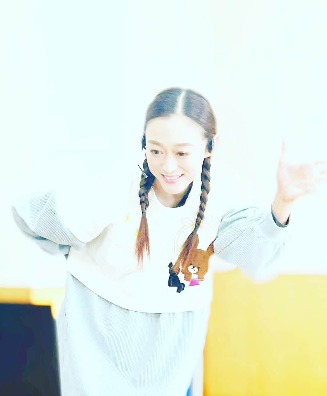 舞咲りんさんのインスタグラム写真 - (舞咲りんInstagram)「同期とXmasコラボイベント🎄  雪組❄８５期生で 娘役として一緒に頑張ってきた仲間 花帆杏奈（@annacotta715 ）と一緒に  親子で楽しめるXmasイベントを しました〜🙌🙌🙌  年末のお忙しい時期に 朝から集まって下さった 保護者の皆様 そして、沢山の子ども達♥  本当に、有難うございました！  杏奈が今日まで 色々とアドバイスをしてくれて おんぶに抱っこで、ここまでこれました✨ （杏奈、事務局の方、有難うございました🩷）  こんな素敵なONLINEイベントになってて メッチャ！嬉しかったです‼️‼️‼️  杏奈の『アンガーマネジメント』も 非常に勉強になり、私も参加して シッカリとメモをとりました_φ(･_･  いつも心に 冷静さを持っていた杏奈だからこそ！ この仕事は本当に向いてるな！って 心のなかで拍手👏をしました。  私はもう… 歌って踊って…手遊びをして 絵本の読み聞かせをして♫ 自分で楽しんでいました〜🤣🤣🤣  今後、絵本の読み聞かせや、手遊びなど… お子さんと一緒に楽しめる企画を考えております。  その時は、ぜひ！ 皆様、ご参加下さいませ♥  因みに…リハーサルでは、 『夢をかなえてドラえもん』や 『勇気１００%』などを 歌っていました🎤  参加をしてくださった皆様 本当に有難うございました！！！  #イベント #イベント情報 #コラボ企画 #コラボレーション #舞咲りん #花帆杏奈 #アンガーマネジメント #音楽療法士  #保育士  #保育士さんと繋がりたい  #宝塚og  #ヒメ  #音楽療法士と繋がりたい  #絵本の読み聞かせ  #絵本の読み聞かせ記録  #絵本  #手遊び  #ピアノ  #ねこのピート  #もりもりマッチョ  #xmas  #クリスマス」12月17日 18時05分 - maisaki_rin_85