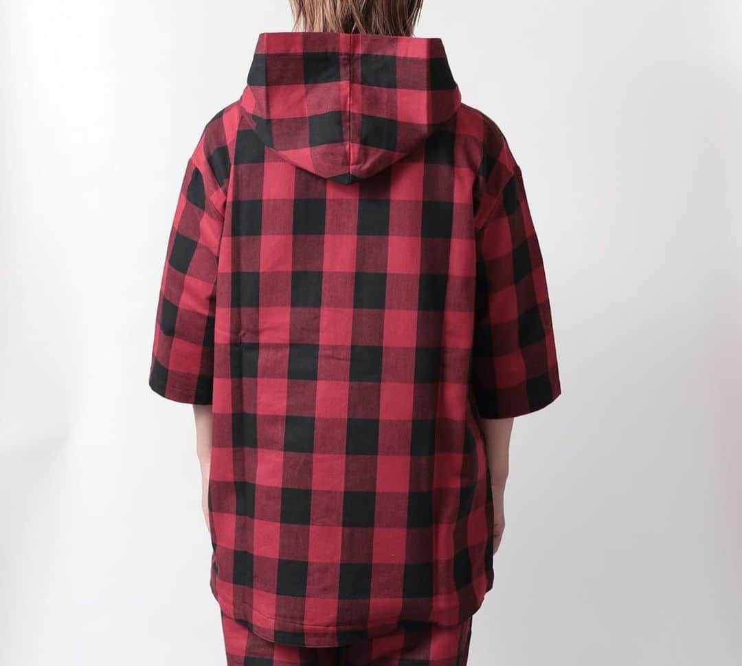 白鳥雪之丞さんのインスタグラム写真 - (白鳥雪之丞Instagram)「SATURDAY NiTE-BLOCK CHECK HOOD SHIRTS ¥22.000(tax in)  全6色、2サイズ展開、上質な生地を使用、着心地も良く、シャツブルゾンとして使って頂ける仕様です  引き続き店頭、official webshopにて販売中ですが各色、各サイズ、間も無く完売になります。  再入荷はございませんので宜しくお願い致します!!  https://tears-of-swan.shop-pro.jp/?pid=177450091 (webshopオーダー分、明日発送)  @tears_of_swan  #saturdaynite #hoodshirt  #blockcheckshirt  #blockcheck」12月17日 17時58分 - yukinojoeshiratori