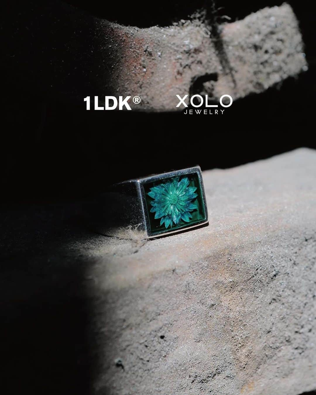 1LDKさんのインスタグラム写真 - (1LDKInstagram)「1LDKがXOLO JEWELRY に別注したリングをオンラインにて本日より先行発売します。 ⁡ 同ブランドの代表的な品番であるSignet Ring with Flower。 メキシカンジュエリーでは珍しい押し花をあしらったリングをホリデーシーズンに合わせてグリーンで別注しました。 オーバーダイを施した生花とグリーンに縁取りした絶妙なコントラストは、ご自身用はもとより、ギフトにもおすすめのリングです。 ⁡ “Signet Ring with Flower for 1LDK®︎” COL: GREEN SIZE: 9-10号相当 / 11-12号相当 / 14-15号相当 ¥15,400 TAX IN ⁡ ※ハンドメイドのため、サイズに若干の個体差があります。 ※生花を使用している為、個体によって風合いが異なります。 ※店頭は12/23(土)より発売致します。 ※ホリデーシーズン仕様のギフトラッピングは12/25 (月) 23:59までにご注文頂いたお客様が対象となります。 ※12/24(日)までにお届けをご希望される方は12/19(火) 23:59までにご注文下さい。 ⁡ 取扱店舗 1LDK AOYAMA ( @1ldk_aoyama ) 12/23 12:00〜 1LDK kyoto ( @1ldk_kyoto ) 12/23 11:00〜 1LDK annex ( @1ldk_annex ) 12/23 13:00〜 IZUMIYA ONLINE STORE 12/17 19:00〜 1LDK ONLINE STORE 12/17 19:00〜 ⁡ #xolojewelry @xolojewelry_official  #1ldk #1ldkaoyama #1ldkkyoto #1ldkannex #1ldkshopofficial」12月17日 18時00分 - 1ldk_shop