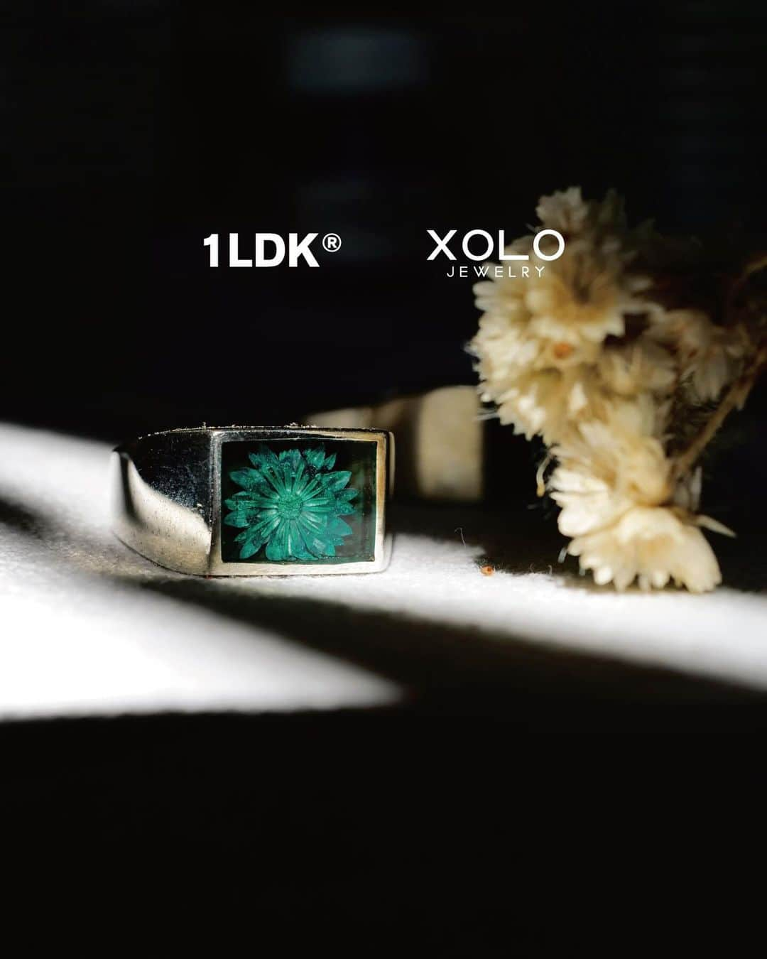 1LDKさんのインスタグラム写真 - (1LDKInstagram)「1LDKがXOLO JEWELRY に別注したリングをオンラインにて本日より先行発売します。 ⁡ 同ブランドの代表的な品番であるSignet Ring with Flower。 メキシカンジュエリーでは珍しい押し花をあしらったリングをホリデーシーズンに合わせてグリーンで別注しました。 オーバーダイを施した生花とグリーンに縁取りした絶妙なコントラストは、ご自身用はもとより、ギフトにもおすすめのリングです。 ⁡ “Signet Ring with Flower for 1LDK®︎” COL: GREEN SIZE: 9-10号相当 / 11-12号相当 / 14-15号相当 ¥15,400 TAX IN ⁡ ※ハンドメイドのため、サイズに若干の個体差があります。 ※生花を使用している為、個体によって風合いが異なります。 ※店頭は12/23(土)より発売致します。 ※ホリデーシーズン仕様のギフトラッピングは12/25 (月) 23:59までにご注文頂いたお客様が対象となります。 ※12/24(日)までにお届けをご希望される方は12/19(火) 23:59までにご注文下さい。 ⁡ 取扱店舗 1LDK AOYAMA ( @1ldk_aoyama ) 12/23 12:00〜 1LDK kyoto ( @1ldk_kyoto ) 12/23 11:00〜 1LDK annex ( @1ldk_annex ) 12/23 13:00〜 IZUMIYA ONLINE STORE 12/17 19:00〜 1LDK ONLINE STORE 12/17 19:00〜 ⁡ #xolojewelry @xolojewelry_official  #1ldk #1ldkaoyama #1ldkkyoto #1ldkannex #1ldkshopofficial」12月17日 18時00分 - 1ldk_shop