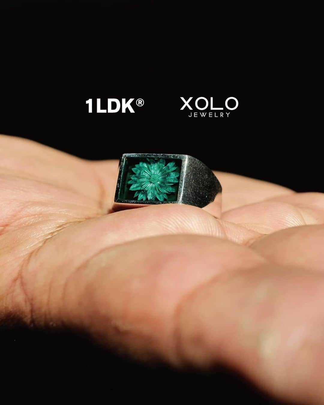 1LDKさんのインスタグラム写真 - (1LDKInstagram)「1LDKがXOLO JEWELRY に別注したリングをオンラインにて本日より先行発売します。 ⁡ 同ブランドの代表的な品番であるSignet Ring with Flower。 メキシカンジュエリーでは珍しい押し花をあしらったリングをホリデーシーズンに合わせてグリーンで別注しました。 オーバーダイを施した生花とグリーンに縁取りした絶妙なコントラストは、ご自身用はもとより、ギフトにもおすすめのリングです。 ⁡ “Signet Ring with Flower for 1LDK®︎” COL: GREEN SIZE: 9-10号相当 / 11-12号相当 / 14-15号相当 ¥15,400 TAX IN ⁡ ※ハンドメイドのため、サイズに若干の個体差があります。 ※生花を使用している為、個体によって風合いが異なります。 ※店頭は12/23(土)より発売致します。 ※ホリデーシーズン仕様のギフトラッピングは12/25 (月) 23:59までにご注文頂いたお客様が対象となります。 ※12/24(日)までにお届けをご希望される方は12/19(火) 23:59までにご注文下さい。 ⁡ 取扱店舗 1LDK AOYAMA ( @1ldk_aoyama ) 12/23 12:00〜 1LDK kyoto ( @1ldk_kyoto ) 12/23 11:00〜 1LDK annex ( @1ldk_annex ) 12/23 13:00〜 IZUMIYA ONLINE STORE 12/17 19:00〜 1LDK ONLINE STORE 12/17 19:00〜 ⁡ #xolojewelry @xolojewelry_official  #1ldk #1ldkaoyama #1ldkkyoto #1ldkannex #1ldkshopofficial」12月17日 18時00分 - 1ldk_shop