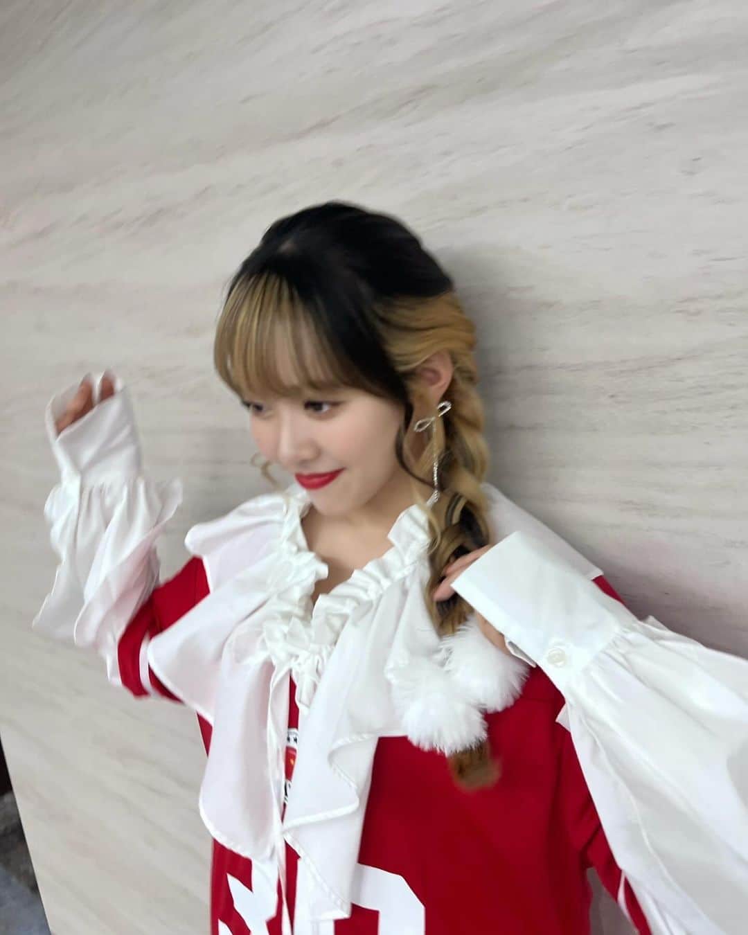 @onefive（ワンファイブ）さんのインスタグラム写真 - (@onefive（ワンファイブ）Instagram)「KANOです🌹💎  15VIBES見てくれたー??✊🏻 クリスマス仕様の衣装の真っ赤な衣装も編み込みした髪型もお気に入り🎅🏻❤️‍🔥 沢山YouTube見てね😊💫  #15VIBES #onefive_KANO #onefive」12月17日 19時00分 - official.onefive