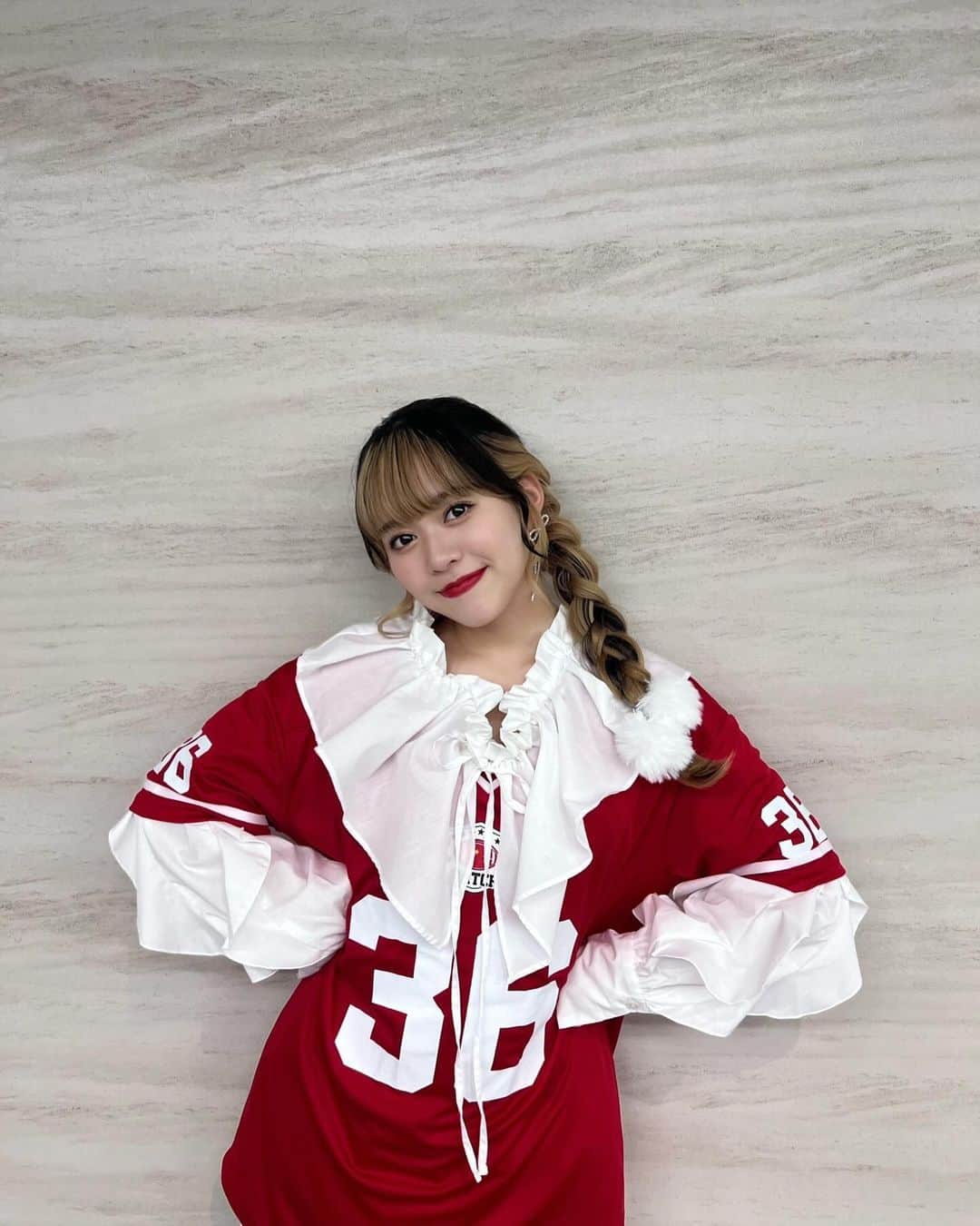 @onefive（ワンファイブ）さんのインスタグラム写真 - (@onefive（ワンファイブ）Instagram)「KANOです🌹💎  15VIBES見てくれたー??✊🏻 クリスマス仕様の衣装の真っ赤な衣装も編み込みした髪型もお気に入り🎅🏻❤️‍🔥 沢山YouTube見てね😊💫  #15VIBES #onefive_KANO #onefive」12月17日 19時00分 - official.onefive