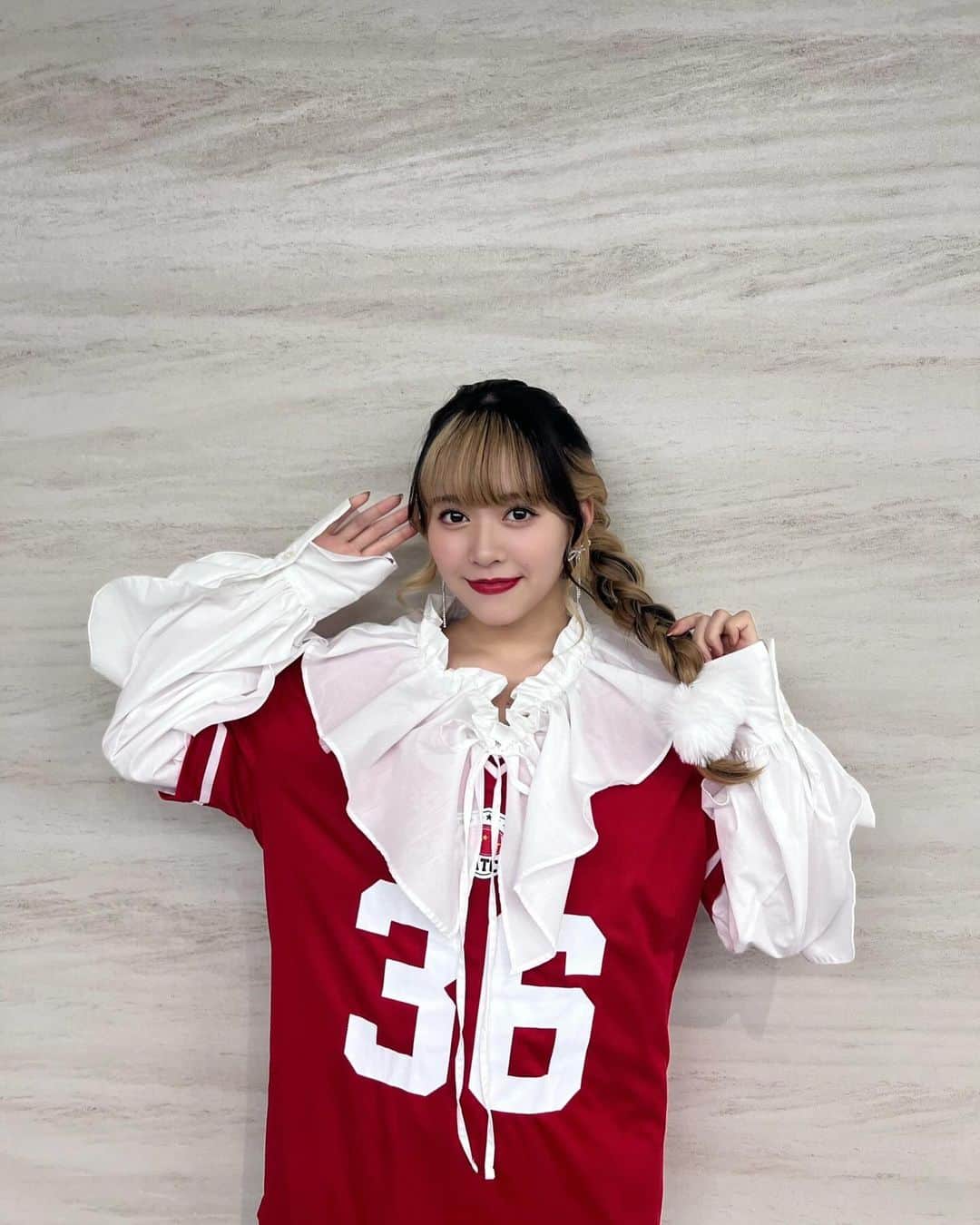 @onefive（ワンファイブ）さんのインスタグラム写真 - (@onefive（ワンファイブ）Instagram)「KANOです🌹💎  15VIBES見てくれたー??✊🏻 クリスマス仕様の衣装の真っ赤な衣装も編み込みした髪型もお気に入り🎅🏻❤️‍🔥 沢山YouTube見てね😊💫  #15VIBES #onefive_KANO #onefive」12月17日 19時00分 - official.onefive