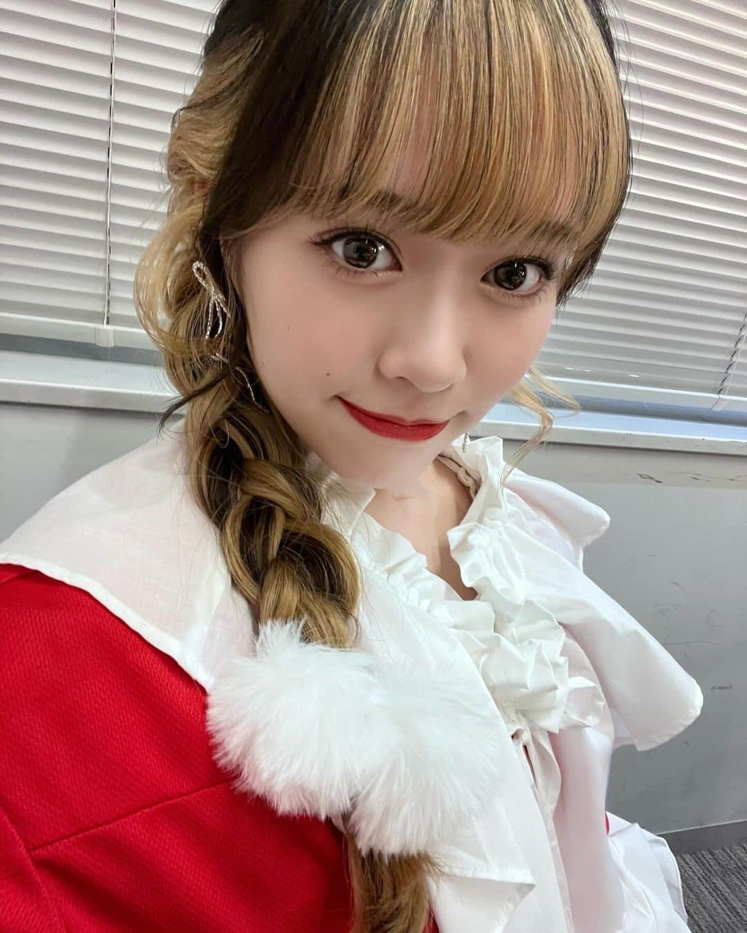 @onefive（ワンファイブ）さんのインスタグラム写真 - (@onefive（ワンファイブ）Instagram)「KANOです🌹💎  15VIBES見てくれたー??✊🏻 クリスマス仕様の衣装の真っ赤な衣装も編み込みした髪型もお気に入り🎅🏻❤️‍🔥 沢山YouTube見てね😊💫  #15VIBES #onefive_KANO #onefive」12月17日 19時00分 - official.onefive