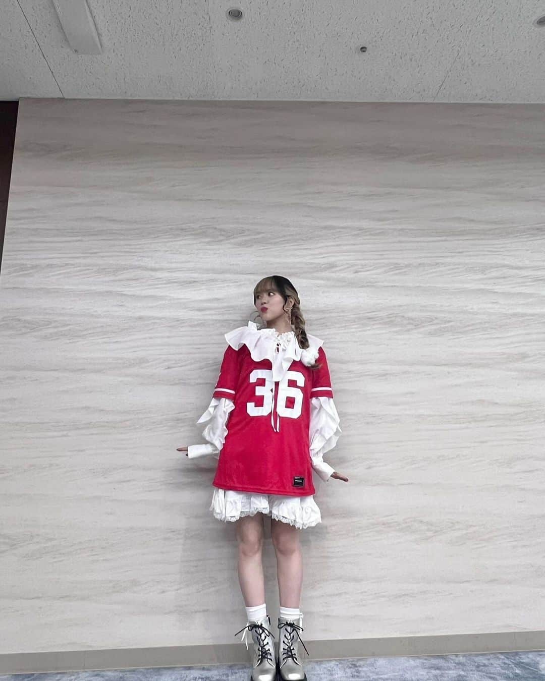 @onefive（ワンファイブ）さんのインスタグラム写真 - (@onefive（ワンファイブ）Instagram)「KANOです🌹💎  15VIBES見てくれたー??✊🏻 クリスマス仕様の衣装の真っ赤な衣装も編み込みした髪型もお気に入り🎅🏻❤️‍🔥 沢山YouTube見てね😊💫  #15VIBES #onefive_KANO #onefive」12月17日 19時00分 - official.onefive
