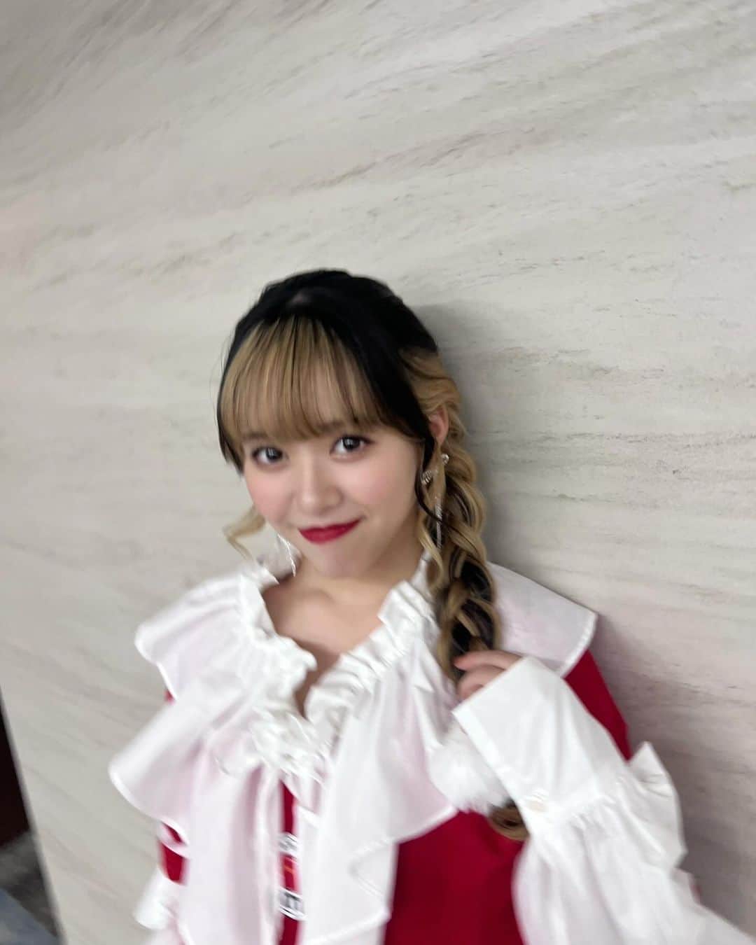 @onefive（ワンファイブ）さんのインスタグラム写真 - (@onefive（ワンファイブ）Instagram)「KANOです🌹💎  15VIBES見てくれたー??✊🏻 クリスマス仕様の衣装の真っ赤な衣装も編み込みした髪型もお気に入り🎅🏻❤️‍🔥 沢山YouTube見てね😊💫  #15VIBES #onefive_KANO #onefive」12月17日 19時00分 - official.onefive
