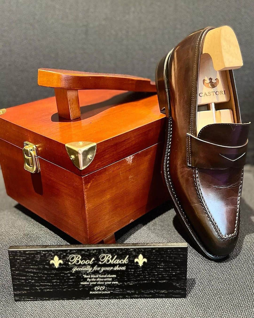 bootblack_officialのインスタグラム：「Set products for Christmas? 🎄 Available at @exerez1910 in Madrid, Spain 🇪🇸   #bootblackshoeshine#bootblackshoecare#highshine#shoecare#shoeshine#shoepolish#shoegazing#shoestagram#leathershoes#madeinjapan#japanmade#japan#classicshoes#dressshoes#shoegram#mirrorshine#shoeaddiction#shoeaddict#spain#madrid#exerez#exerez1910」