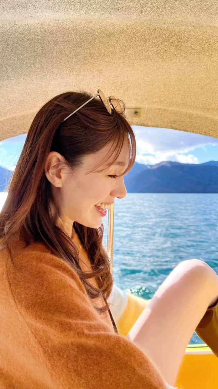 松中みなみのインスタグラム：「日光のスワンボートで中禅寺湖巡った🦢💙  男体山がででんっ‼︎と男らしくそびえ立ってて かっこよかった✨  いろは坂の往復はちょと大変だけどまた行きたい場所🚘💛  Ride a swan boat on Chuzenji lake in Nikko🍁⛰️ I highly recommend that you go❣️Sooo beautiful 😍  #日光旅行 #スワンボート #中禅寺湖 #時差投稿シリーズ  #japantravel #nikko #chuzenjilake」