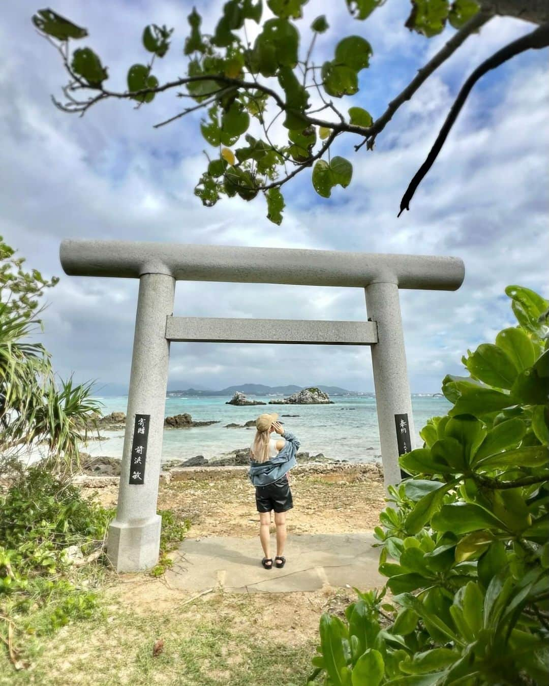 YuhKawasakiのインスタグラム：「📍親泊御嶽  竹富島の北まで行き 森を抜けたら 海に面した神秘的な神社が出てきた⛩️ これがなんなのか 詳細はよくわかってないらしい😳 ： ： ： ： ： ： #親泊御嶽 #ウヤドゥマリオン #美崎御嶽#ミシャシオン #竹富島#竹富島観光 #竹富島で会いましょう #竹富島旅行 #竹富島サイクリング #taketomiisland #taketomijima #肝合掌御嶽#シムザーシオン#石垣島観光#離島暮らし #離島めぐり #⛩️#神社めぐり #石垣島旅行 #沖縄旅行 #沖縄観光 #竹富島の海 #ミシャシ海岸#海岸沿い #トランカー#冬休み旅行」