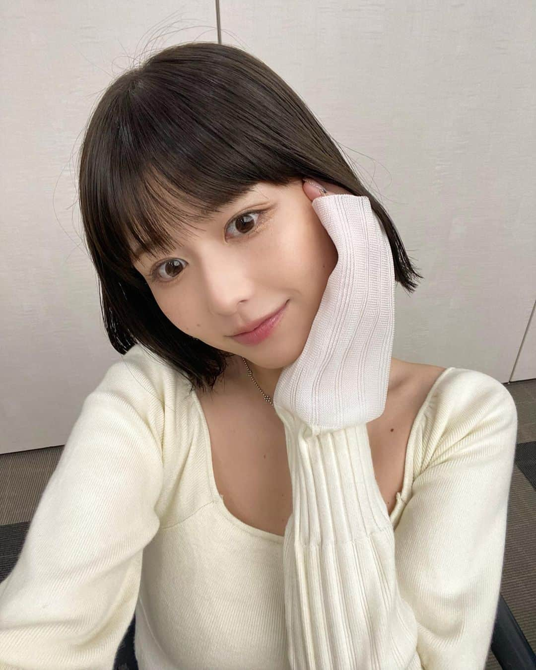 冴木柚葉さんのインスタグラム写真 - (冴木柚葉Instagram)「. 久しぶりに自撮り載せちゃう〜 オンラインサイン会の日のオフショです🤭  3枚目は美容鍼✌️( @quinbelle_omotesando ) 気づけばもう3回目… だんだん慣れてきて、速攻夢の中でした😂  施術直後めちゃくちゃスッキリするし、 終わってからの数日間もデトックスされ続けてる感じが ほんとうに嬉しい🤭  私の投稿を見てご予約された方は 通常18,000円の美容鍼コースが 初回価格10,000円よりもさらにお得な、 9,000円で受けられます✨  #クインベル表参道」12月17日 18時20分 - yuzuha_saeki