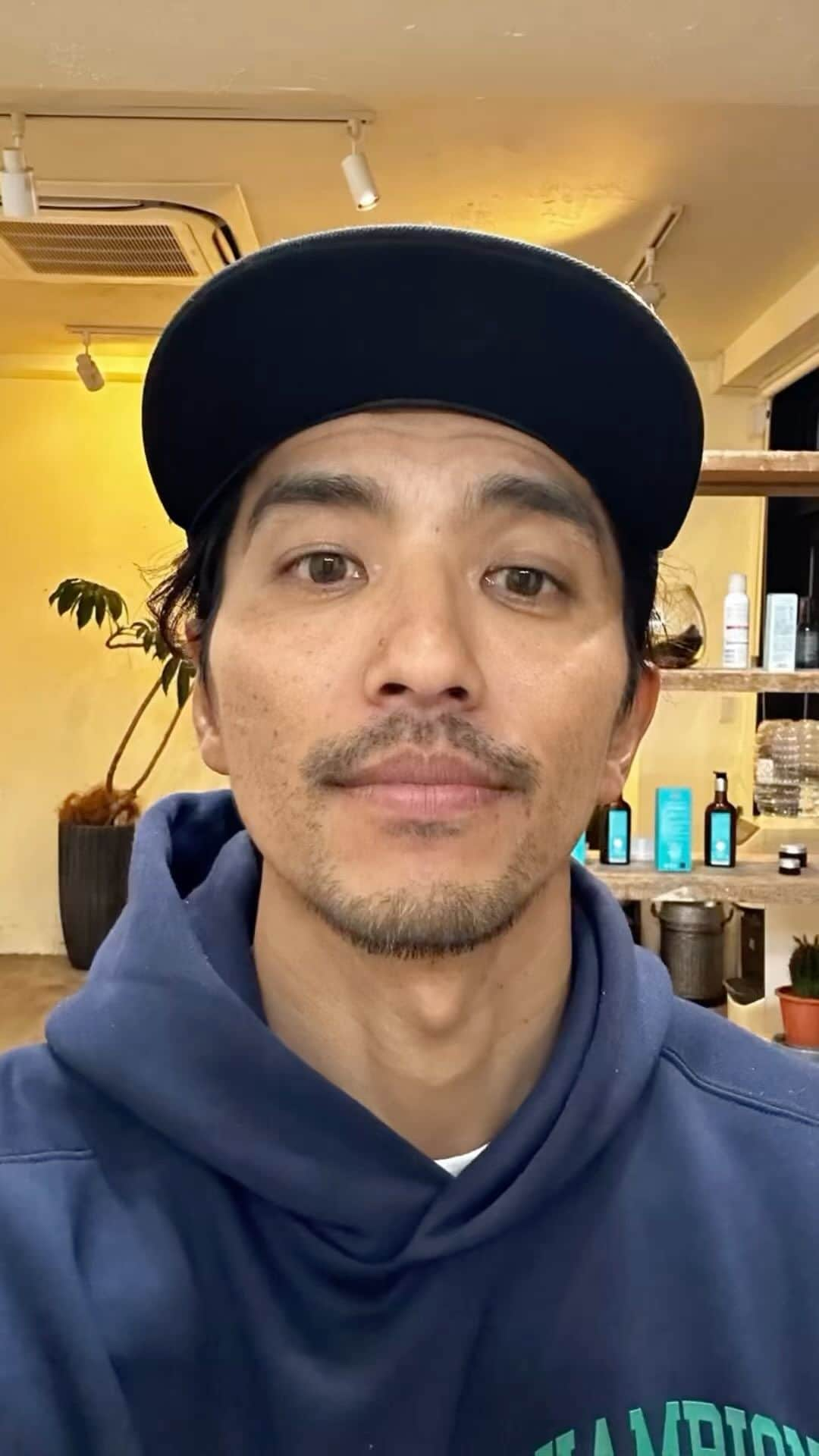 幸太のインスタグラム：「Love barber style  床屋💈さんの技術が好きです  モデルやってなかったら、 間違いなく床屋になってたと思う  だって実は、理容師免許持ってますからね✂︎  だから夢だったヘアサロンを9年前に出しました (理容、美容、飲食のライセンスを持つ異色の形だけど)  夢を叶えるのは、そんか簡単じゃない でも夢は、諦めず、言い続け、思い続け、努力し続ければ いつか叶う‼️  Thanks VOIE ATSUGI  #夢を叶える #夢のある人と仕事がしたい  #理容師免許  #床屋 #顔剃り」