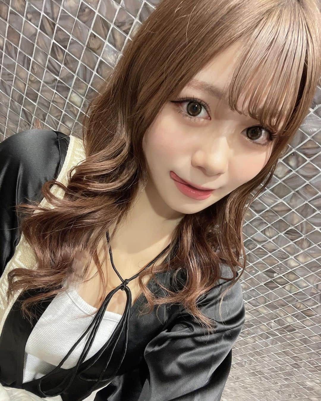 熊谷真里（まりくま）のインスタグラム：「⁡ ⁡ 冬は乾燥しがちだから肌質改善してきたのー⛄️❄️ ⁡ ⁡ ⁡ ⁡ ⁡ ⁡ ⁡ ⁡ ⁡ ⁡ ⁡ ⁡ ⁡ ⁡ いつもいいね＆コメントありがとうございます🧸🎀 ⁡ ⁡ ⁡ #まりくま #POP #Popteen #肌質改善 #肌質 #肌質改善サロン #モノトーン #モノトーンコーデ #巻き髪 #instagood #instadaily #instafashion #pr」