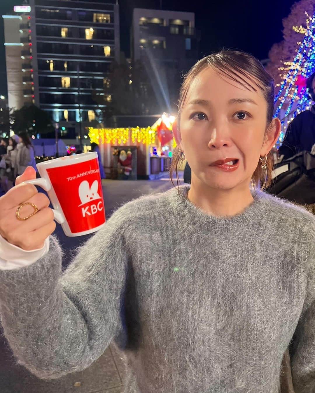 中上真亜子さんのインスタグラム写真 - (中上真亜子Instagram)「ここ🎅が100体居るらしいよ🌲  KBCさんの70周年記念CMのクリスマス編に なぜだかサキと出させてもらってるよ🤶 ふたりで嬉しい☺️🫶  テレビでもwebでも見られるみたいなので 観てくれたら嬉しいなあ🤶 とにかく極寒の中 みんなで頑張って撮影したよ🌲  美味しいフードにホットワイン🫚 サキと初めましてのスタッフさんが随所で サキの様子を見てて笑った（2枚目参照  今日も福岡は雪降ったね みんな風邪ひかないようにね🤶！ #最後の1枚はマグカップの真似した」12月17日 18時33分 - maako_nakagami