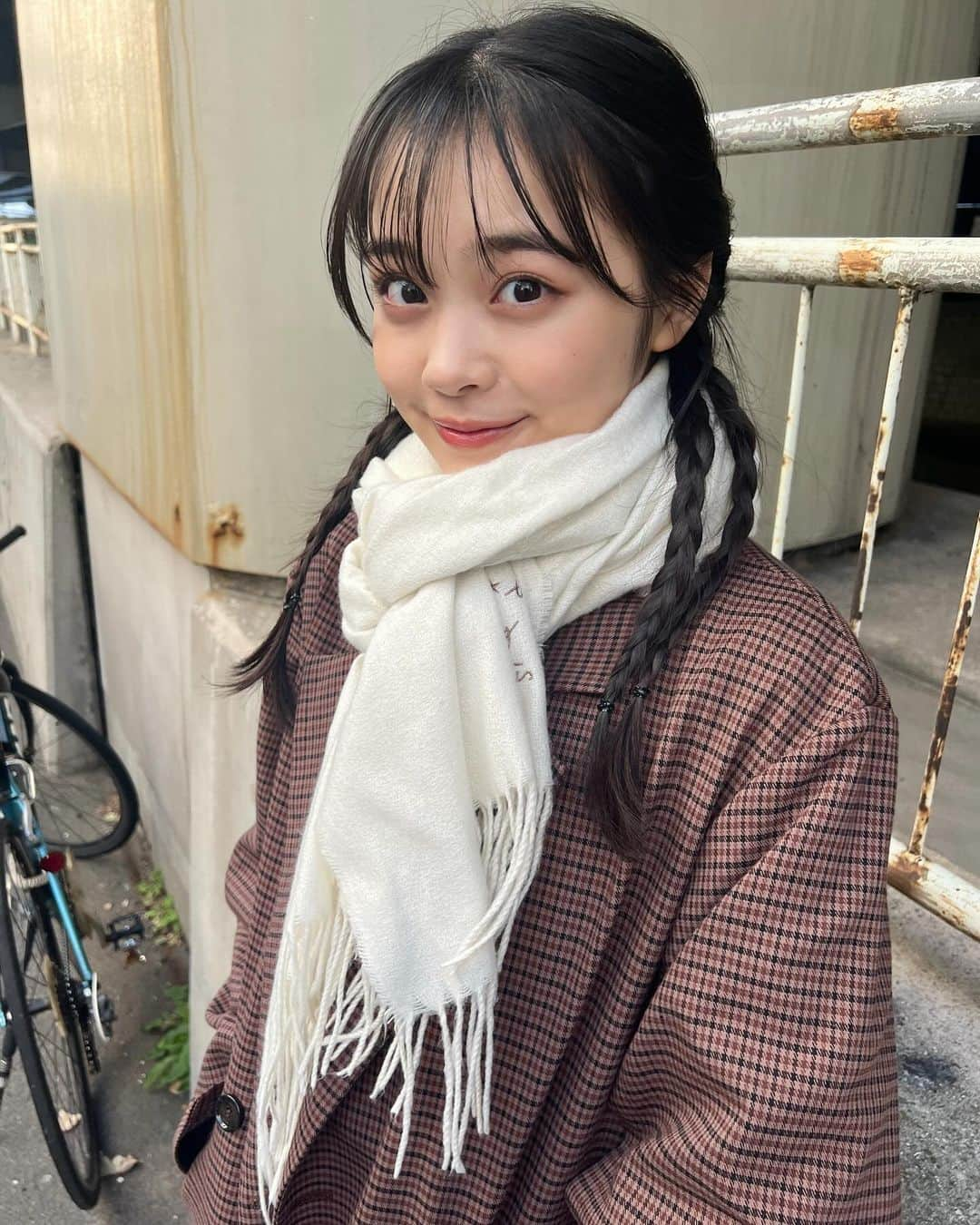 林芽亜里さんのインスタグラム写真 - (林芽亜里Instagram)「🎀 ⁡ ある日の楽しかった撮影の帰り道で🫶 マフラーにうずくまるの好き、♡ 冬ならでは！首を温めると全然違う！！！ ⁡ ⁡ みんなも身体あっためてね〜☺️ ⁡ ⁡ #林芽亜里」12月17日 18時40分 - meari__hayashi