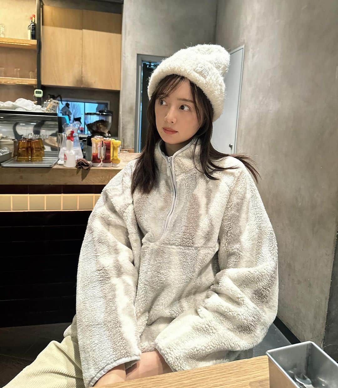 熊江琉唯さんのインスタグラム写真 - (熊江琉唯Instagram)「今日のコーデ☀️  最近気温高めでこのボアプルオーバー大活躍しておる☺️マーブル柄のニュアンスカラーが可愛くて一目惚れした🥺🩵  カジュアルになりすぎないところも好き！  PR @unspare_official #unspare23aw #styling #coordinate #boapullover #ボア #fashion #冬キャンプ #unspare #ootd #outfit #ファッション #私服 #コーデ #今日のコーデ #冬コーデ #高身長コーデ #シンプルコーデ #モノトーン #モノトーンコーデ」12月17日 18時48分 - ruikumae