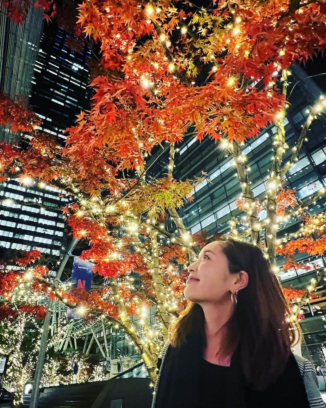 加島ちかえさんのインスタグラム写真 - (加島ちかえInstagram)「イルミネーションとサプライズと私🎄🎁✨  去年のちょうど今頃。 クリスマス🎄に夫の好きな 『石井竜也さんのbillboard LIVE』 SP Xmas dinner course🍽️🍾 をサプライズプレゼント😁♡  そのあとは、数年ぶりに 私がすごく好きな、超カッコいい baccara BARへ🥃✨  シガーの香りと紳士なbartender 大人な雰囲気に包まれながら 大好きなウイスキーたち🥃❤️  値段表記もないものも多いけど、 "今日は気になったものを好きに飲んでね😎✨"と  女前に振る舞ってみた✊♡  勿論、1日のpay 💸は目玉が飛び出るほど その飛び出た目玉を慌てて拾って 付け直すくらい👁️👁️…ｺﾜｺﾜ  でも 自分の働いたお金、貯蓄していたお金で 大切な時間と思い出と 大切な人の喜ぶ笑顔が買えたと思うと 幸せだった♡  紅葉🍁とイルミネーション✨ コラボ最高だったなぁ  #クリスマスプレゼント #サプライズプレゼント #billboard #石井竜也 #イルミネーション #六本木ミッドタウン #六本木デート #日本の絶景 #日本の美しい風景  #baccara #baccarabar #bar #luxlife #givethanks #loveourlife #preciousmoments #illumination #roppongi #wisky #ardbeg」12月17日 18時41分 - chikaekashima