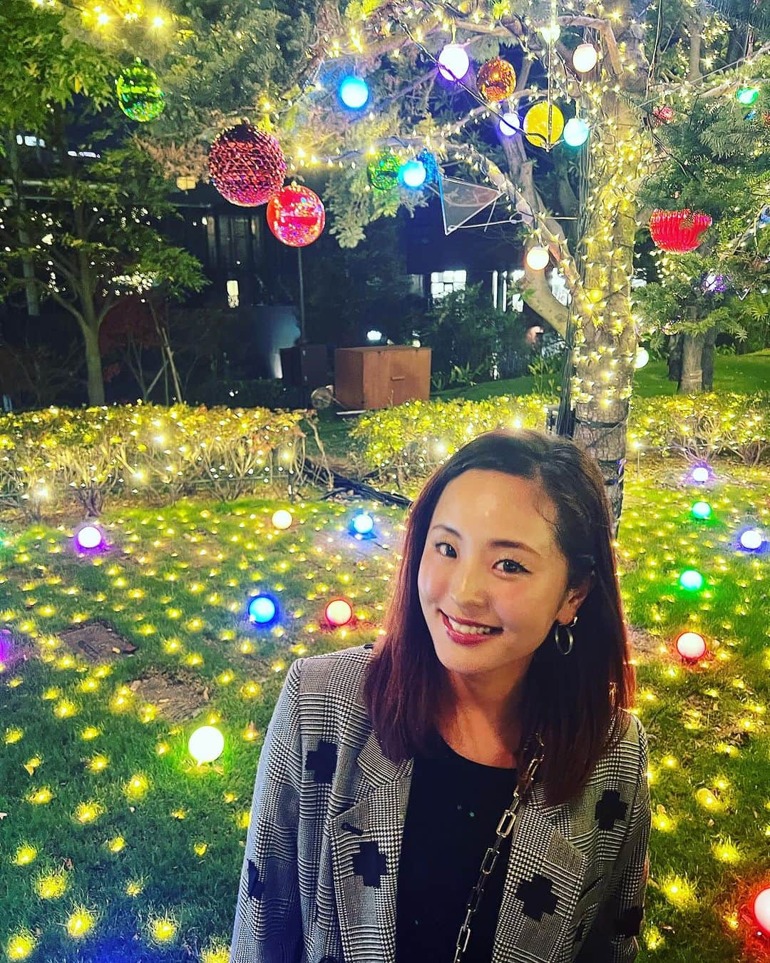 加島ちかえさんのインスタグラム写真 - (加島ちかえInstagram)「イルミネーションとサプライズと私🎄🎁✨  去年のちょうど今頃。 クリスマス🎄に夫の好きな 『石井竜也さんのbillboard LIVE』 SP Xmas dinner course🍽️🍾 をサプライズプレゼント😁♡  そのあとは、数年ぶりに 私がすごく好きな、超カッコいい baccara BARへ🥃✨  シガーの香りと紳士なbartender 大人な雰囲気に包まれながら 大好きなウイスキーたち🥃❤️  値段表記もないものも多いけど、 "今日は気になったものを好きに飲んでね😎✨"と  女前に振る舞ってみた✊♡  勿論、1日のpay 💸は目玉が飛び出るほど その飛び出た目玉を慌てて拾って 付け直すくらい👁️👁️…ｺﾜｺﾜ  でも 自分の働いたお金、貯蓄していたお金で 大切な時間と思い出と 大切な人の喜ぶ笑顔が買えたと思うと 幸せだった♡  紅葉🍁とイルミネーション✨ コラボ最高だったなぁ  #クリスマスプレゼント #サプライズプレゼント #billboard #石井竜也 #イルミネーション #六本木ミッドタウン #六本木デート #日本の絶景 #日本の美しい風景  #baccara #baccarabar #bar #luxlife #givethanks #loveourlife #preciousmoments #illumination #roppongi #wisky #ardbeg」12月17日 18時41分 - chikaekashima