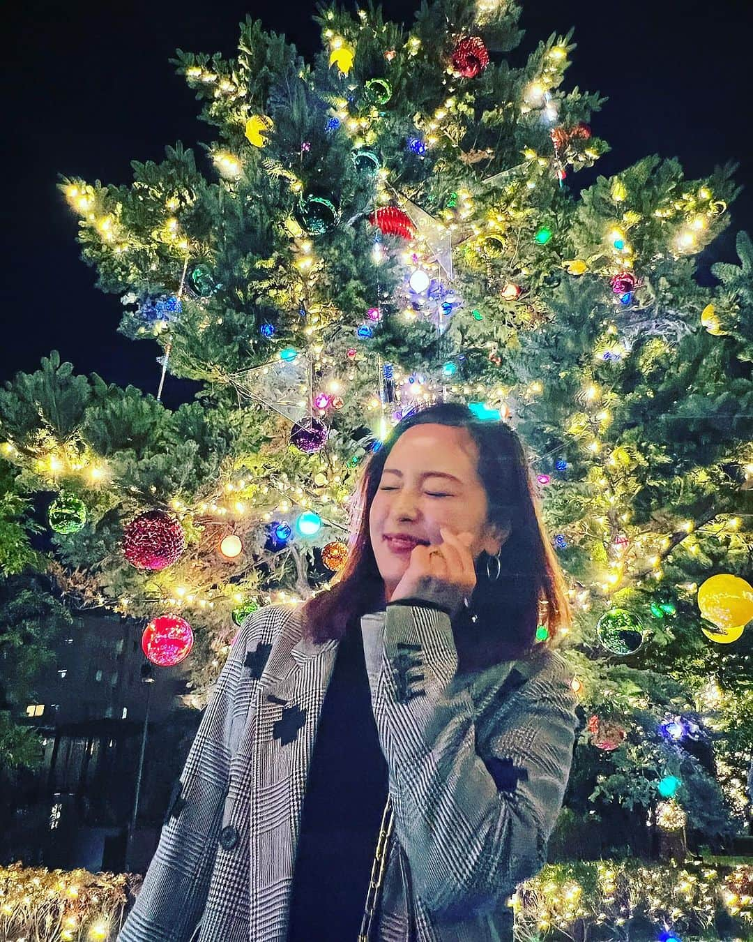 加島ちかえさんのインスタグラム写真 - (加島ちかえInstagram)「イルミネーションとサプライズと私🎄🎁✨  去年のちょうど今頃。 クリスマス🎄に夫の好きな 『石井竜也さんのbillboard LIVE』 SP Xmas dinner course🍽️🍾 をサプライズプレゼント😁♡  そのあとは、数年ぶりに 私がすごく好きな、超カッコいい baccara BARへ🥃✨  シガーの香りと紳士なbartender 大人な雰囲気に包まれながら 大好きなウイスキーたち🥃❤️  値段表記もないものも多いけど、 "今日は気になったものを好きに飲んでね😎✨"と  女前に振る舞ってみた✊♡  勿論、1日のpay 💸は目玉が飛び出るほど その飛び出た目玉を慌てて拾って 付け直すくらい👁️👁️…ｺﾜｺﾜ  でも 自分の働いたお金、貯蓄していたお金で 大切な時間と思い出と 大切な人の喜ぶ笑顔が買えたと思うと 幸せだった♡  紅葉🍁とイルミネーション✨ コラボ最高だったなぁ  #クリスマスプレゼント #サプライズプレゼント #billboard #石井竜也 #イルミネーション #六本木ミッドタウン #六本木デート #日本の絶景 #日本の美しい風景  #baccara #baccarabar #bar #luxlife #givethanks #loveourlife #preciousmoments #illumination #roppongi #wisky #ardbeg」12月17日 18時41分 - chikaekashima