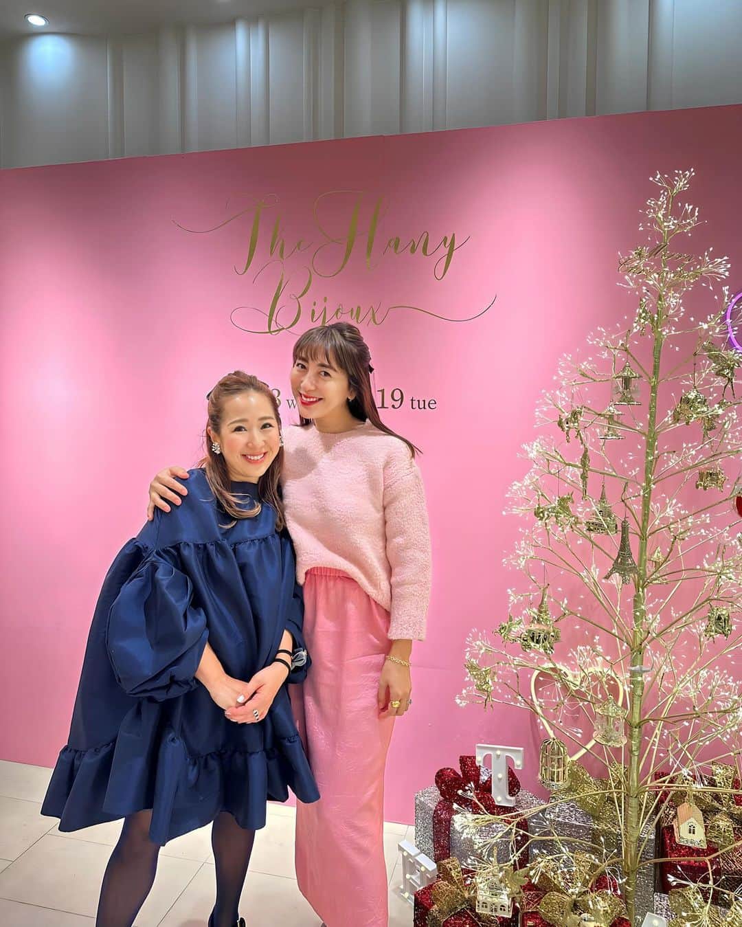 伊藤羽仁衣さんのインスタグラム写真 - (伊藤羽仁衣Instagram)「ポップアップ中にお友達が沢山来てくれました♪ 忙しい中、わざわざ足を運んでくれてありがと〜🩷 ※写真が手元になかったお友達も多数 皆んなありがとう🩷🩷🩷  この時、着ていたワンピご質問が多かったので…👗 数年前に買った　@kikavargas_ のものでした💙  大阪ポップアップも残すところ12/18.19の２日間！ 明日からはリモオーダーが始まるので気になる方はお電話してくださいね☎️ 12/18(月)10:00-20:00 12/19(火)10:00-18:00 阪急うめだ電話番号☎️ 06-6361-1381  @thehanybijoux_official  @malouloutte_official」12月17日 18時41分 - hanyito